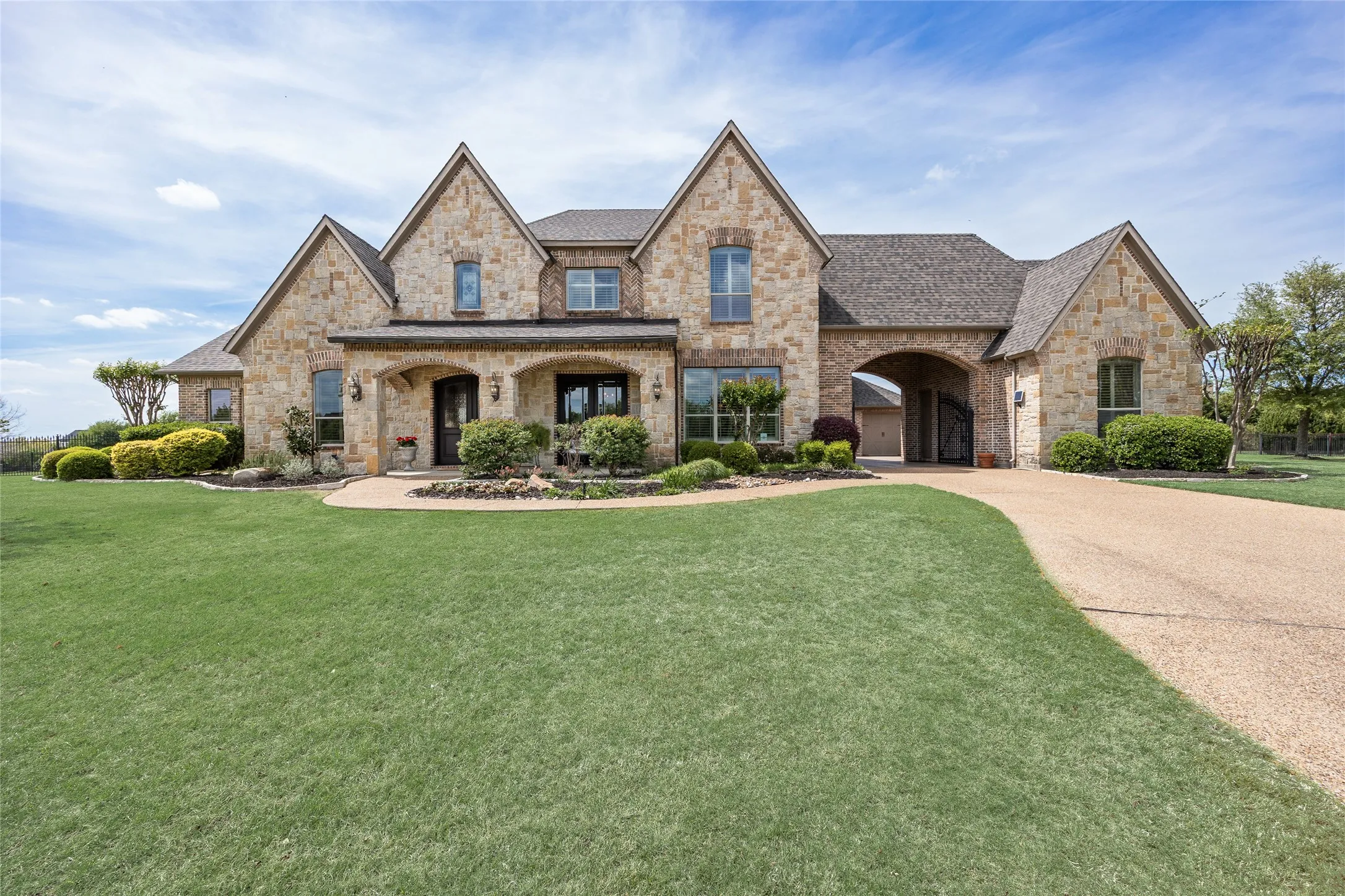 Single Family Residence For Sale in Rockwall County , 125 Manor Drive, Heath, Texas 75032, 4 Bedroom, 5 Bathroom, 4 Garage spaces, 4,737 Sqft, built in 2006, Preowned, mls#21225096, Real Estate Agent in Heath, Homes For Sale in Rockwall county, Homes For Sale in Heath, Realtor in Heath Texas, Real Estate Brokerage Independent Realty Texas, Luminita Cordes Realtor