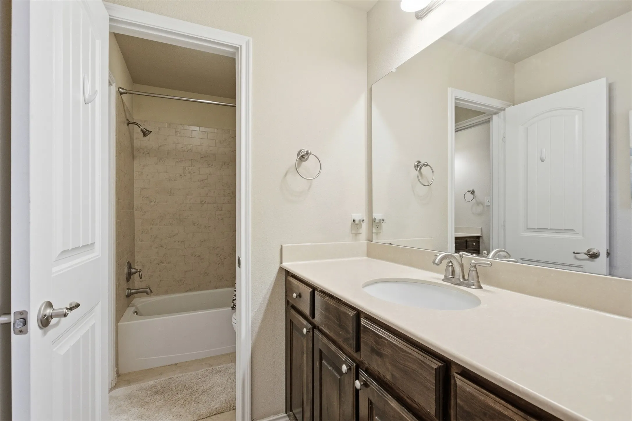 Single Family Residence For Sale in Rockwall County , 1540 Great Lakes Court, Rockwall, Texas 75087, 4 Bedroom, 3 Bathroom, 2 Garage spaces, 2,329 Sqft, built in 2014, Preowned, mls#21203103, Real Estate Agent in Rockwall, Homes For Sale in Rockwall county, Homes For Sale in Rockwall, Realtor in Rockwall Texas, Real Estate Brokerage Independent Realty Texas, Luminita Cordes Realtor