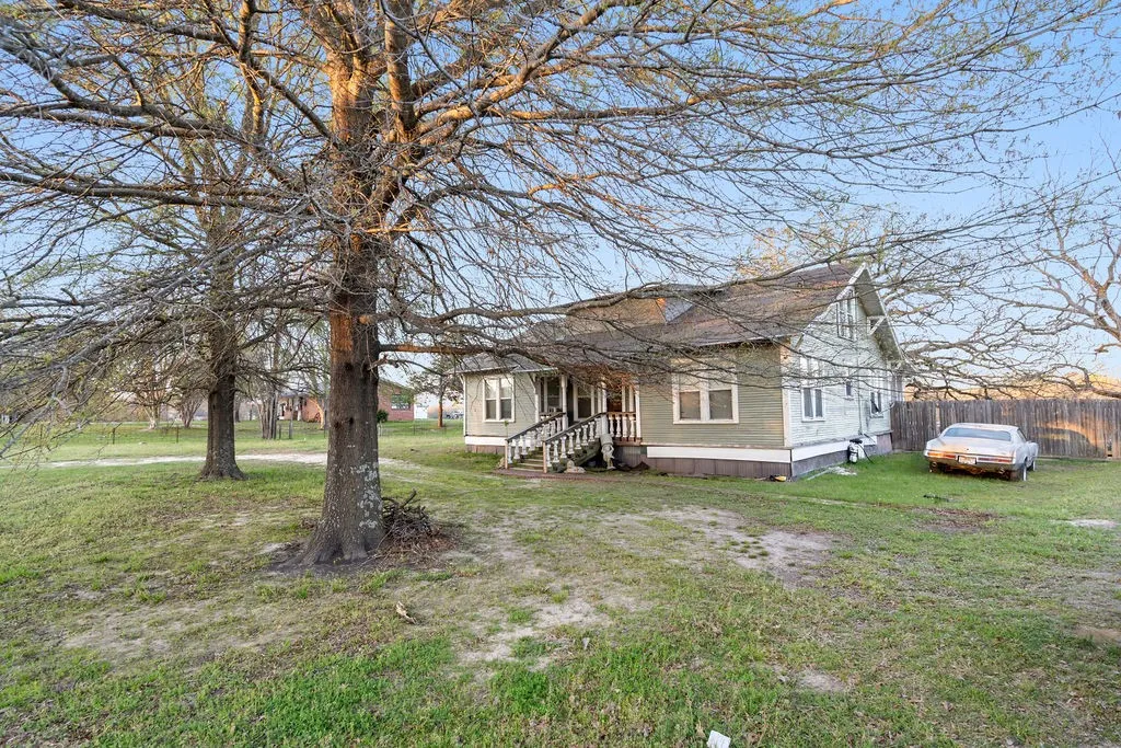 Single Family Residence For Sale in Hopkins County , 12886 Texas Highway 19 N, Sulphur Springs, Texas 75482, 2 Bedroom, 2 Bathroom, Garage spaces, 1,628 Sqft, built in 1950, mls#21224978, Real Estate Agent in Sulphur Springs, Homes For Sale in Hopkins county, Homes For Sale in Sulphur Springs, Realtor in Sulphur Springs Texas, Real Estate Brokerage Independent Realty Texas, Luminita Cordes Realtor
