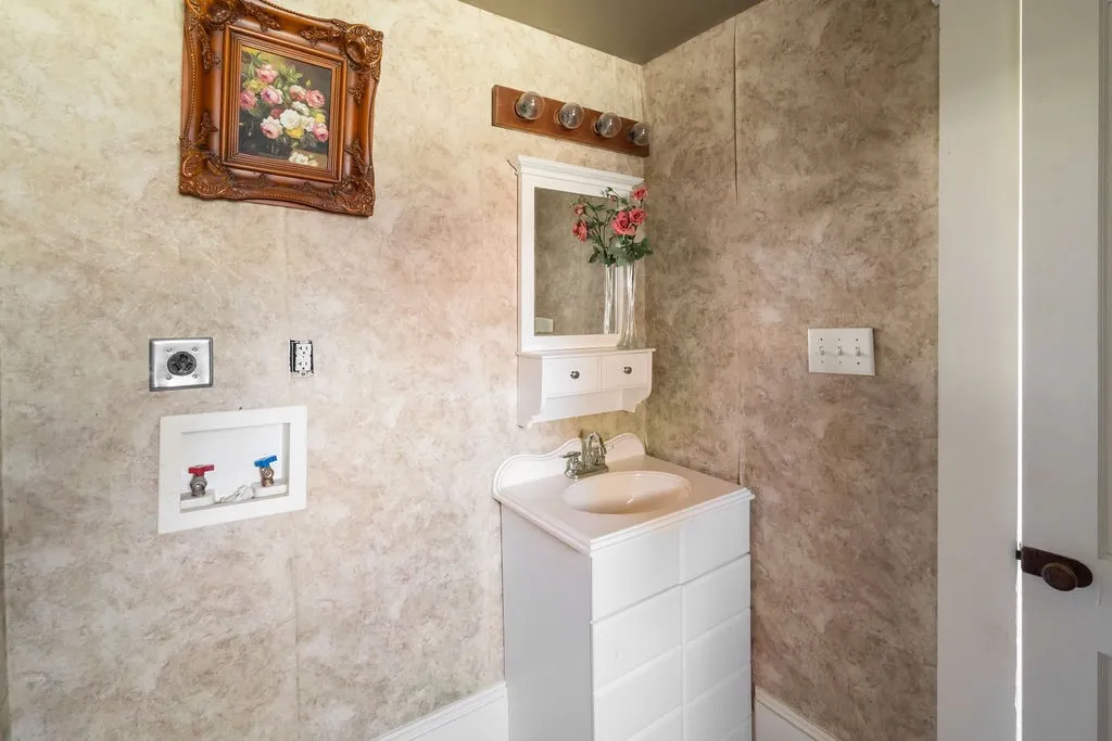 Single Family Residence For Sale in Hopkins County , 12886 Texas Highway 19 N, Sulphur Springs, Texas 75482, 2 Bedroom, 2 Bathroom, Garage spaces, 1,628 Sqft, built in 1950, mls#21224978, Real Estate Agent in Sulphur Springs, Homes For Sale in Hopkins county, Homes For Sale in Sulphur Springs, Realtor in Sulphur Springs Texas, Real Estate Brokerage Independent Realty Texas, Luminita Cordes Realtor