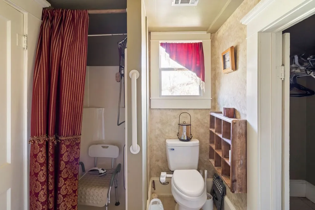 Single Family Residence For Sale in Hopkins County , 12886 Texas Highway 19 N, Sulphur Springs, Texas 75482, 2 Bedroom, 2 Bathroom, Garage spaces, 1,628 Sqft, built in 1950, mls#21224978, Real Estate Agent in Sulphur Springs, Homes For Sale in Hopkins county, Homes For Sale in Sulphur Springs, Realtor in Sulphur Springs Texas, Real Estate Brokerage Independent Realty Texas, Luminita Cordes Realtor