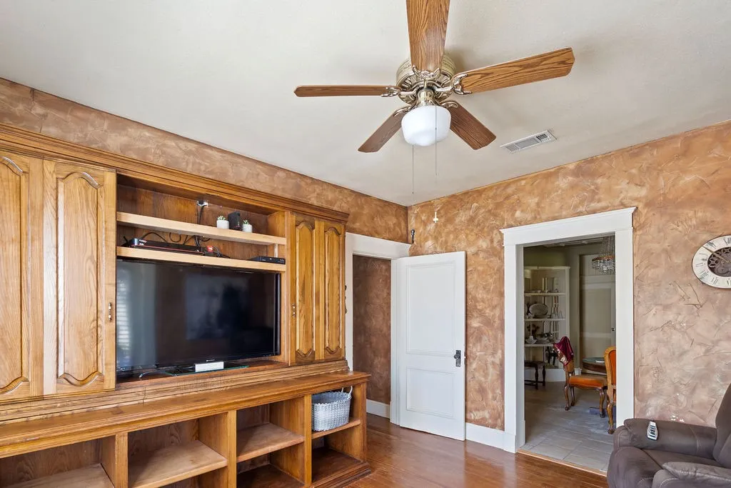 Single Family Residence For Sale in Hopkins County , 12886 Texas Highway 19 N, Sulphur Springs, Texas 75482, 2 Bedroom, 2 Bathroom, Garage spaces, 1,628 Sqft, built in 1950, mls#21224978, Real Estate Agent in Sulphur Springs, Homes For Sale in Hopkins county, Homes For Sale in Sulphur Springs, Realtor in Sulphur Springs Texas, Real Estate Brokerage Independent Realty Texas, Luminita Cordes Realtor