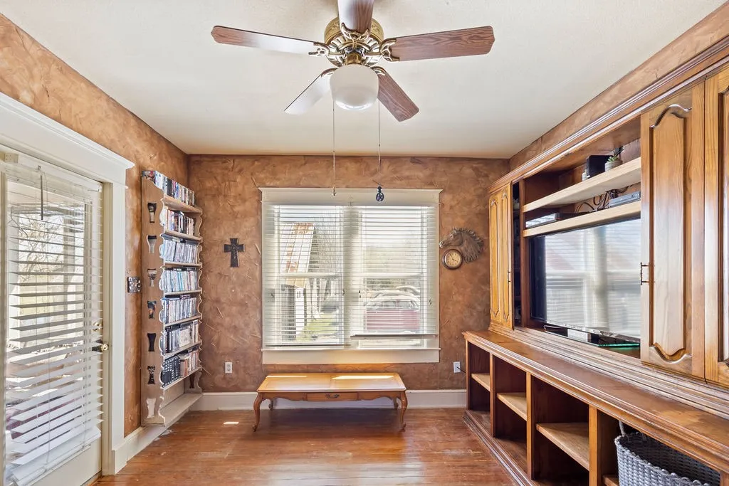 Single Family Residence For Sale in Hopkins County , 12886 Texas Highway 19 N, Sulphur Springs, Texas 75482, 2 Bedroom, 2 Bathroom, Garage spaces, 1,628 Sqft, built in 1950, mls#21224978, Real Estate Agent in Sulphur Springs, Homes For Sale in Hopkins county, Homes For Sale in Sulphur Springs, Realtor in Sulphur Springs Texas, Real Estate Brokerage Independent Realty Texas, Luminita Cordes Realtor