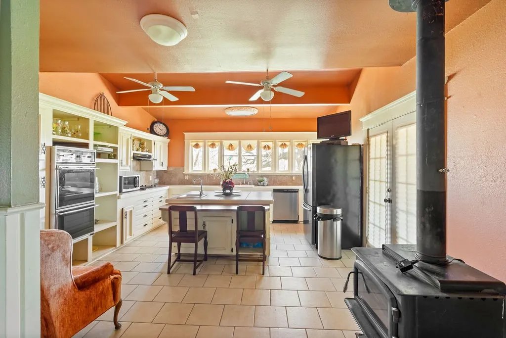 Single Family Residence For Sale in Hopkins County , 12886 Texas Highway 19 N, Sulphur Springs, Texas 75482, 2 Bedroom, 2 Bathroom, Garage spaces, 1,628 Sqft, built in 1950, mls#21224978, Real Estate Agent in Sulphur Springs, Homes For Sale in Hopkins county, Homes For Sale in Sulphur Springs, Realtor in Sulphur Springs Texas, Real Estate Brokerage Independent Realty Texas, Luminita Cordes Realtor