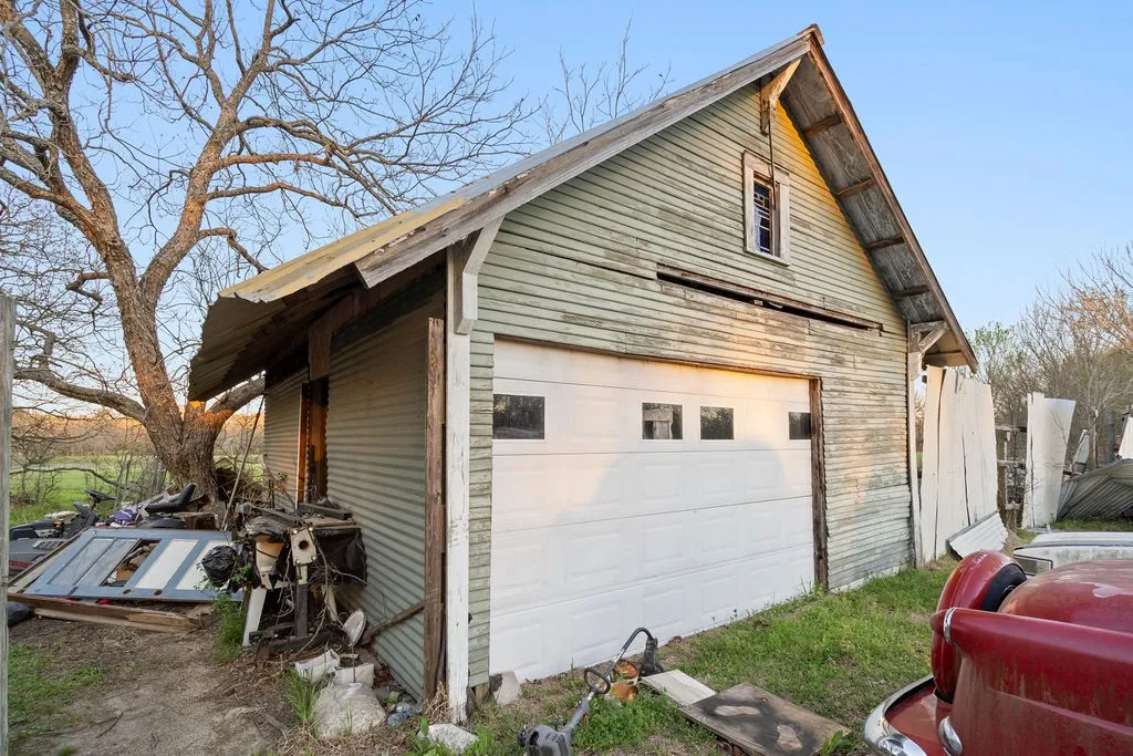 Single Family Residence For Sale in Hopkins County , 12886 Texas Highway 19 N, Sulphur Springs, Texas 75482, 2 Bedroom, 2 Bathroom, Garage spaces, 1,628 Sqft, built in 1950, mls#21224978, Real Estate Agent in Sulphur Springs, Homes For Sale in Hopkins county, Homes For Sale in Sulphur Springs, Realtor in Sulphur Springs Texas, Real Estate Brokerage Independent Realty Texas, Luminita Cordes Realtor