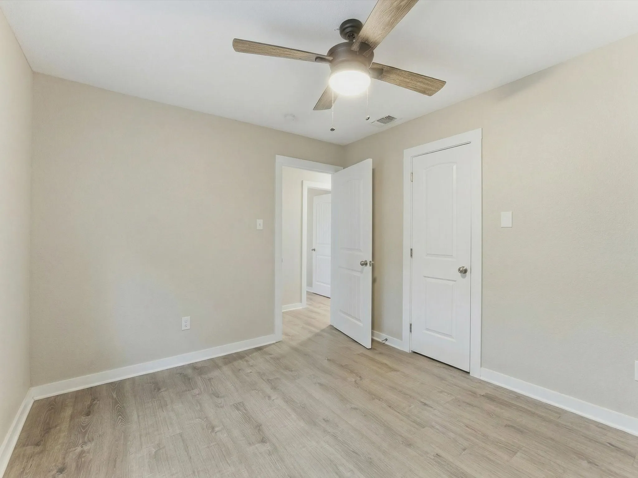 Single Family Residence For Sale in Navarro County , 15720 W Highway 22, Blooming Grove, Texas 76626, 5 Bedroom, 3 Bathroom, Garage spaces, 2,312 Sqft, built in 1973, mls#21226082, Real Estate Agent in Blooming Grove, Homes For Sale in Navarro county, Homes For Sale in Blooming Grove, Realtor in Blooming Grove Texas, Real Estate Brokerage Independent Realty Texas, Luminita Cordes Realtor