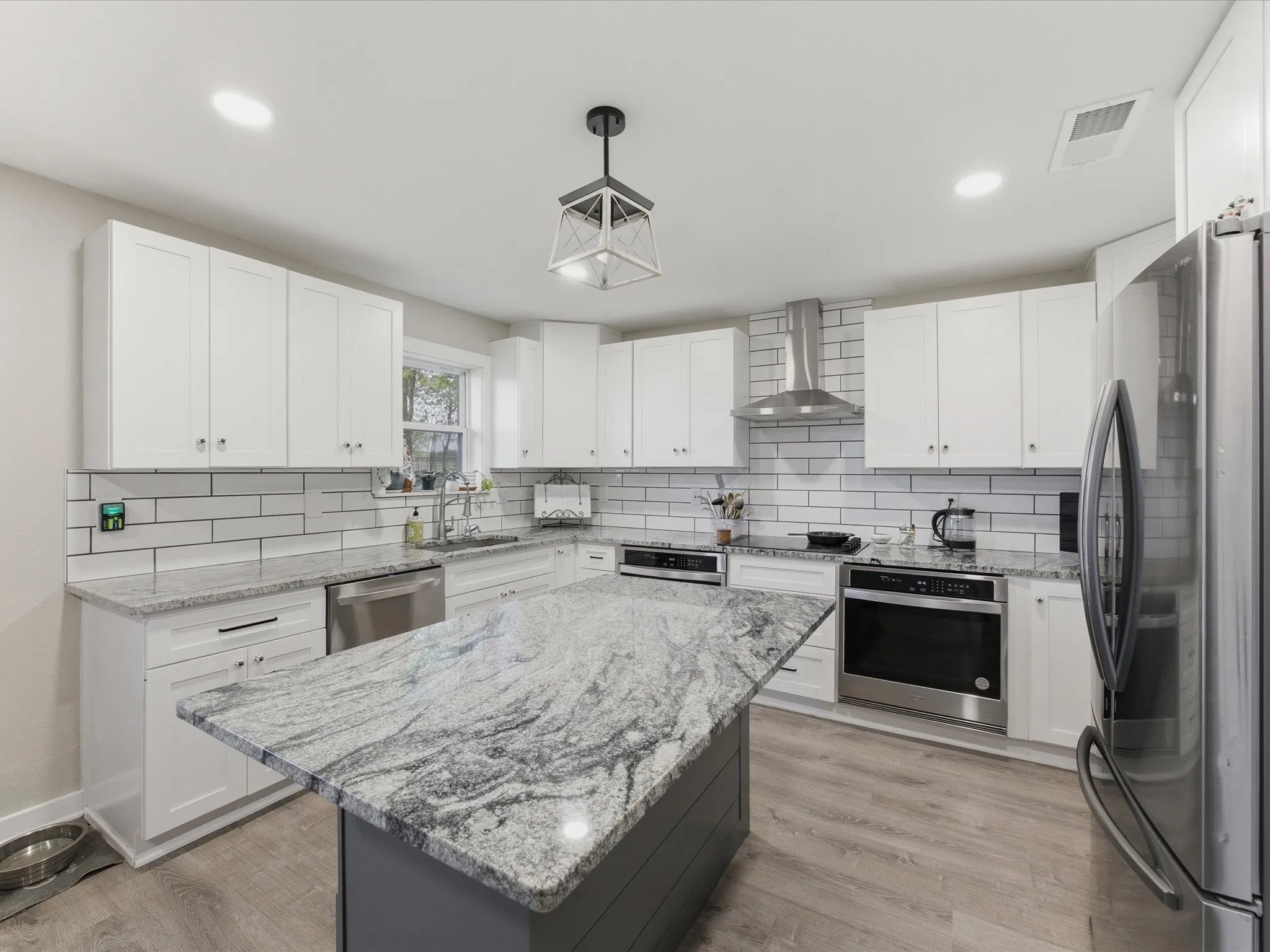 Single Family Residence For Sale in Navarro County , 15720 W Highway 22, Blooming Grove, Texas 76626, 5 Bedroom, 3 Bathroom, Garage spaces, 2,312 Sqft, built in 1973, mls#21226082, Real Estate Agent in Blooming Grove, Homes For Sale in Navarro county, Homes For Sale in Blooming Grove, Realtor in Blooming Grove Texas, Real Estate Brokerage Independent Realty Texas, Luminita Cordes Realtor