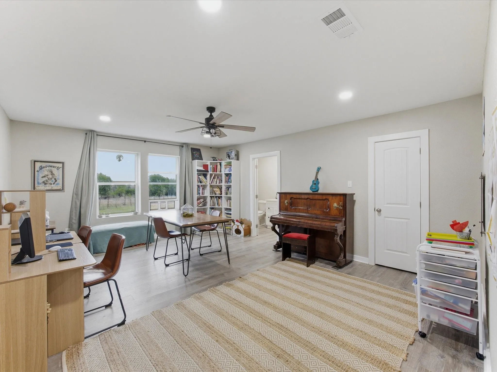 Single Family Residence For Sale in Navarro County , 15720 W Highway 22, Blooming Grove, Texas 76626, 5 Bedroom, 3 Bathroom, Garage spaces, 2,312 Sqft, built in 1973, mls#21226082, Real Estate Agent in Blooming Grove, Homes For Sale in Navarro county, Homes For Sale in Blooming Grove, Realtor in Blooming Grove Texas, Real Estate Brokerage Independent Realty Texas, Luminita Cordes Realtor