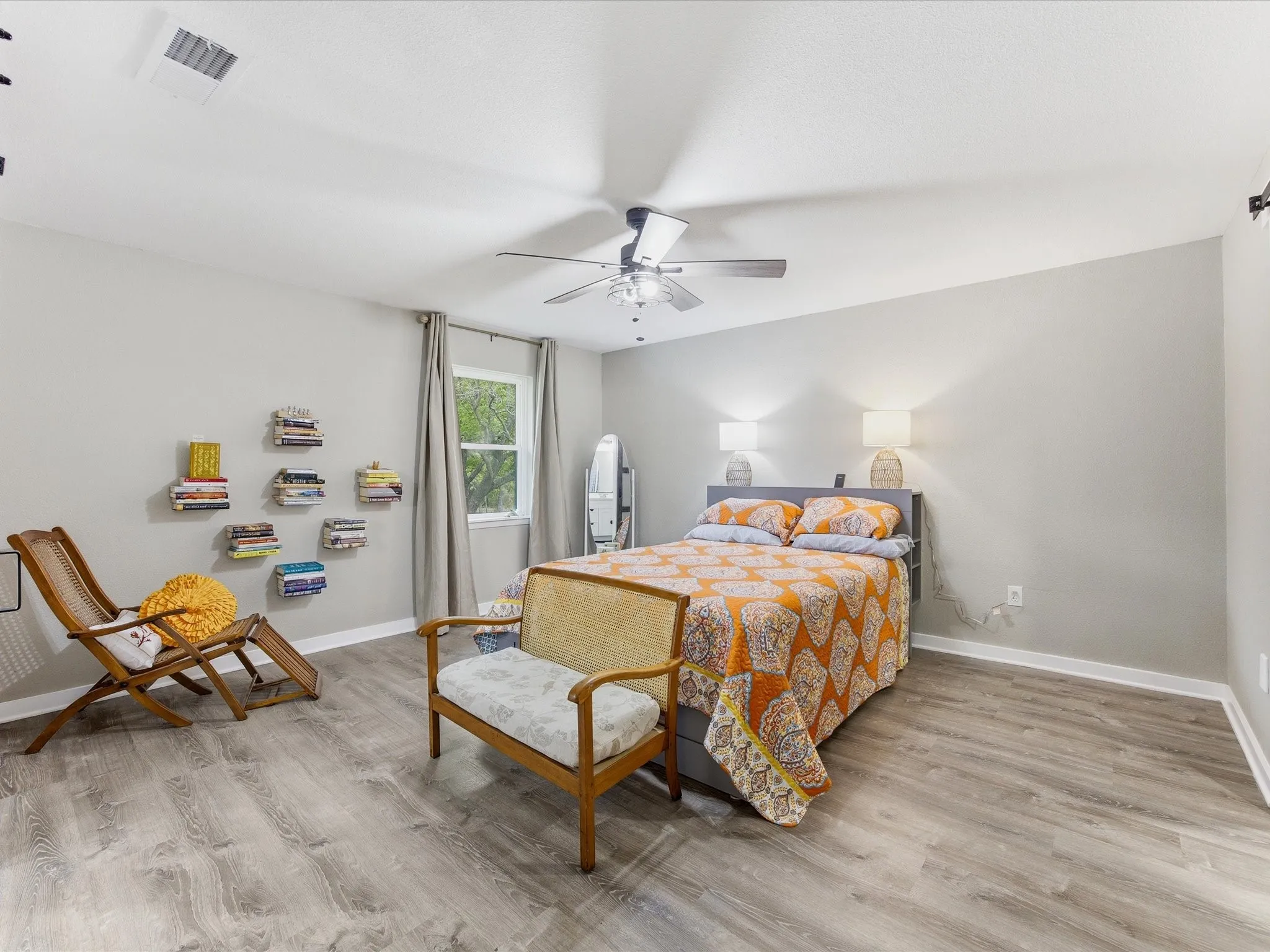Single Family Residence For Sale in Navarro County , 15720 W Highway 22, Blooming Grove, Texas 76626, 5 Bedroom, 3 Bathroom, Garage spaces, 2,312 Sqft, built in 1973, mls#21226082, Real Estate Agent in Blooming Grove, Homes For Sale in Navarro county, Homes For Sale in Blooming Grove, Realtor in Blooming Grove Texas, Real Estate Brokerage Independent Realty Texas, Luminita Cordes Realtor
