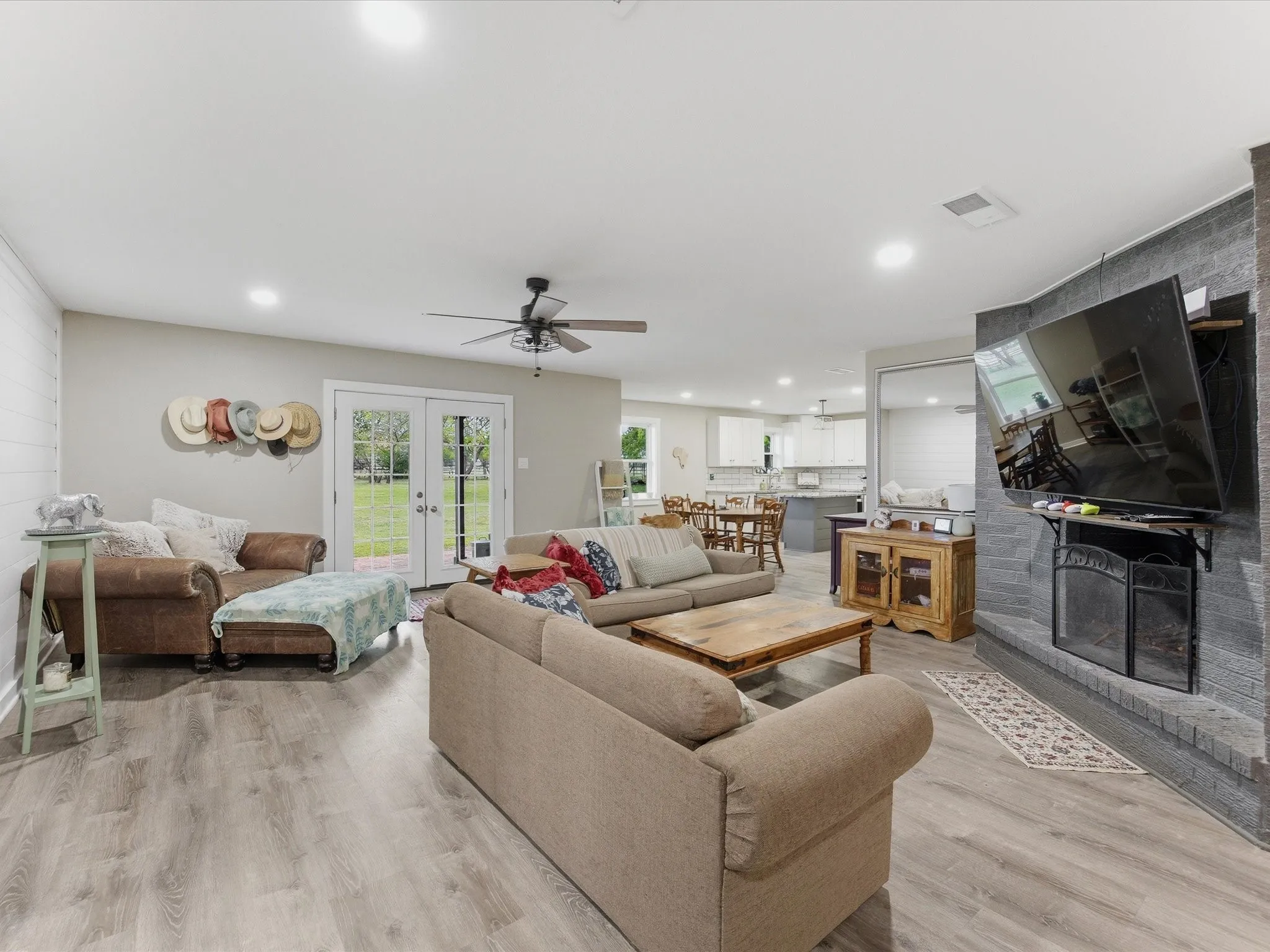 Single Family Residence For Sale in Navarro County , 15720 W Highway 22, Blooming Grove, Texas 76626, 5 Bedroom, 3 Bathroom, Garage spaces, 2,312 Sqft, built in 1973, mls#21226082, Real Estate Agent in Blooming Grove, Homes For Sale in Navarro county, Homes For Sale in Blooming Grove, Realtor in Blooming Grove Texas, Real Estate Brokerage Independent Realty Texas, Luminita Cordes Realtor