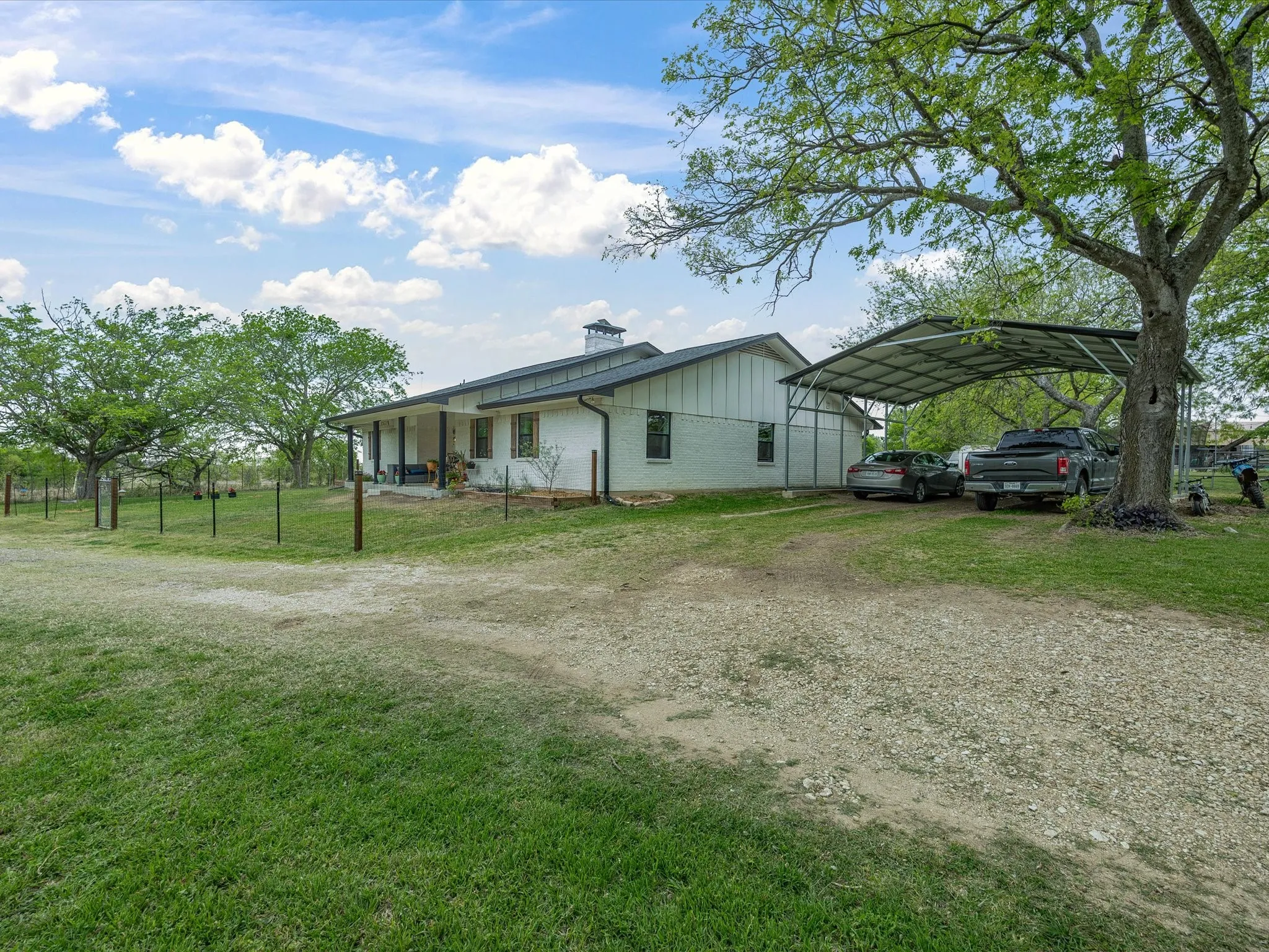 Single Family Residence For Sale in Navarro County , 15720 W Highway 22, Blooming Grove, Texas 76626, 5 Bedroom, 3 Bathroom, Garage spaces, 2,312 Sqft, built in 1973, mls#21226082, Real Estate Agent in Blooming Grove, Homes For Sale in Navarro county, Homes For Sale in Blooming Grove, Realtor in Blooming Grove Texas, Real Estate Brokerage Independent Realty Texas, Luminita Cordes Realtor