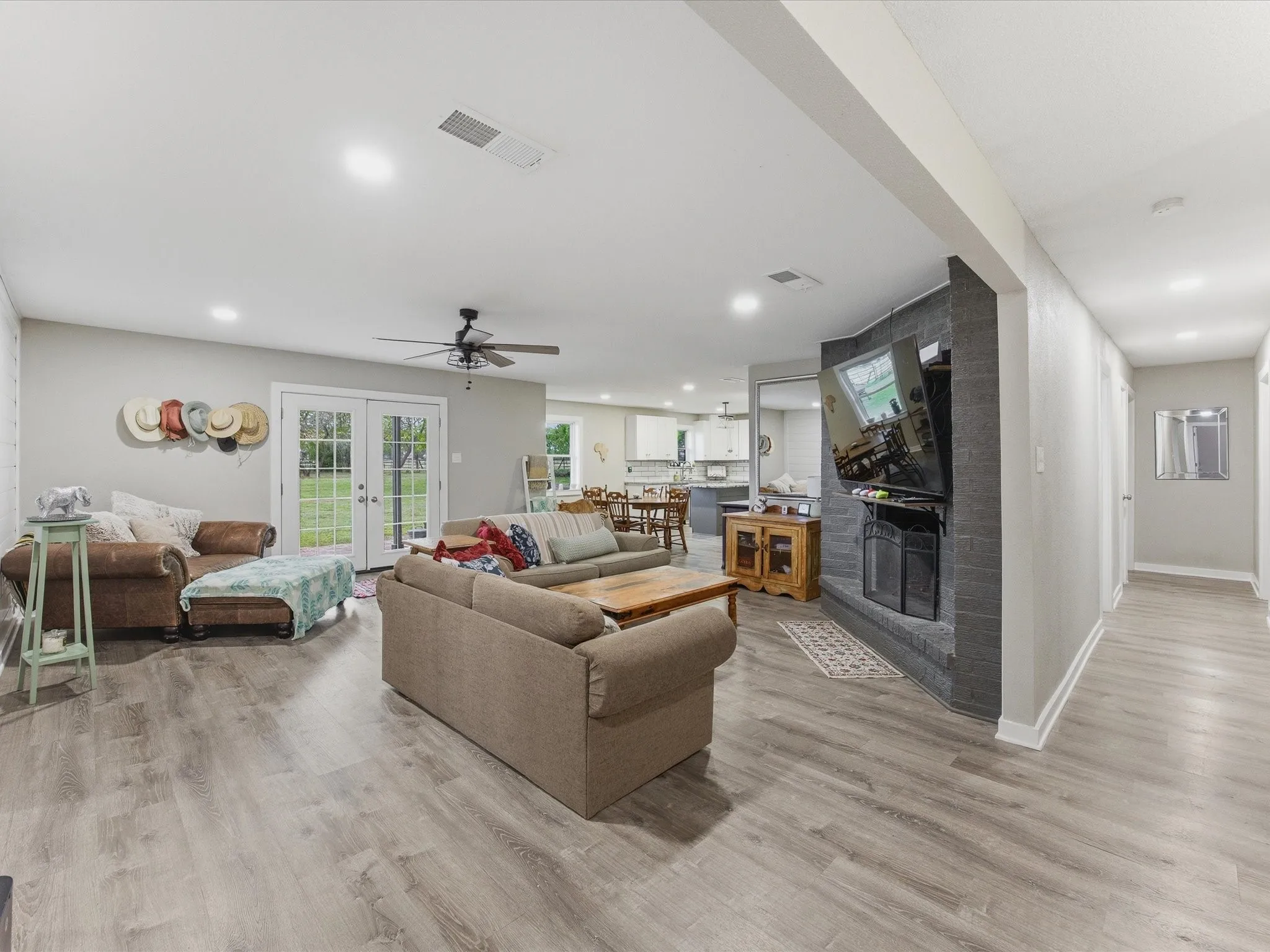 Single Family Residence For Sale in Navarro County , 15720 W Highway 22, Blooming Grove, Texas 76626, 5 Bedroom, 3 Bathroom, Garage spaces, 2,312 Sqft, built in 1973, mls#21226082, Real Estate Agent in Blooming Grove, Homes For Sale in Navarro county, Homes For Sale in Blooming Grove, Realtor in Blooming Grove Texas, Real Estate Brokerage Independent Realty Texas, Luminita Cordes Realtor