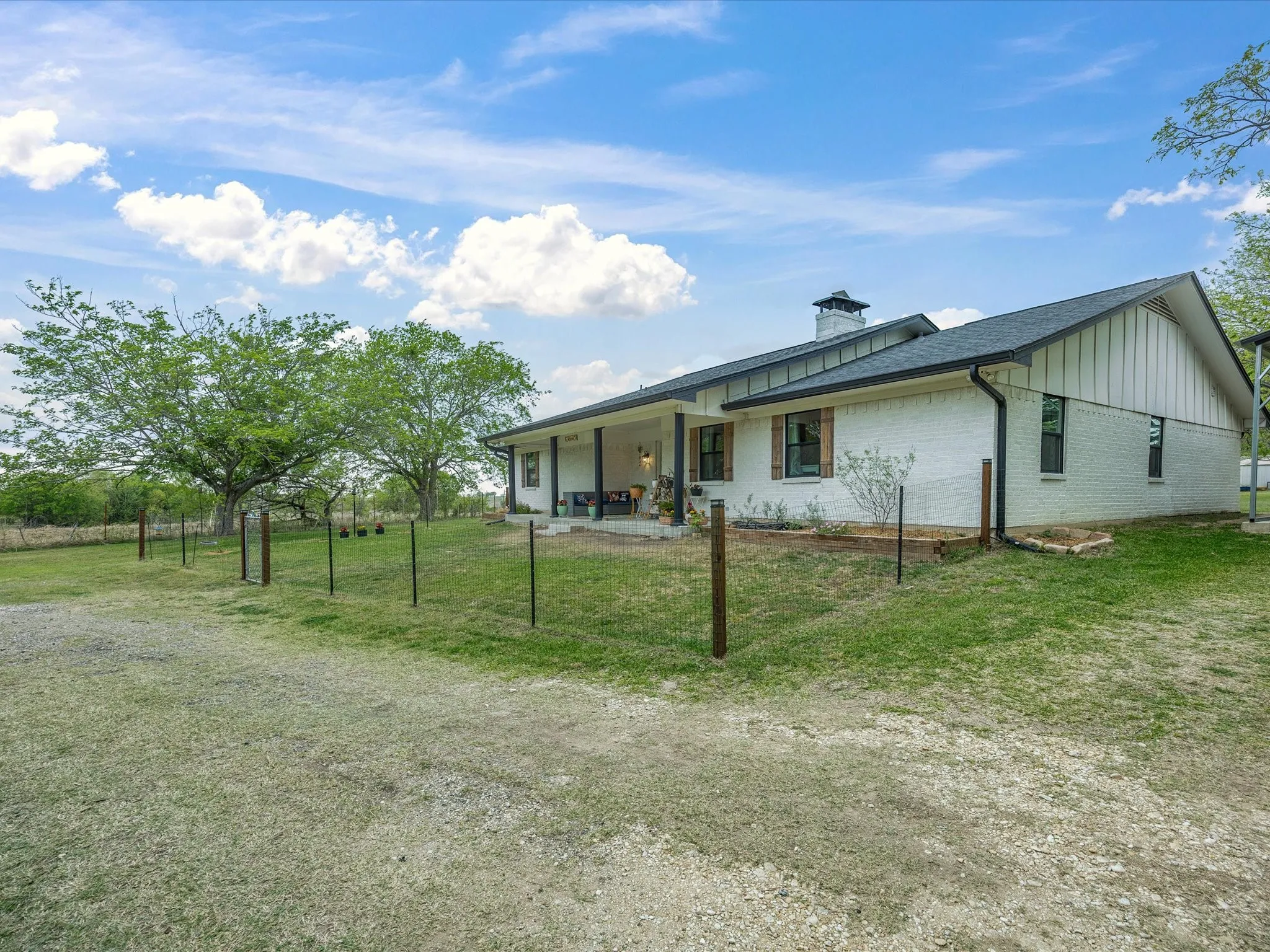Single Family Residence For Sale in Navarro County , 15720 W Highway 22, Blooming Grove, Texas 76626, 5 Bedroom, 3 Bathroom, Garage spaces, 2,312 Sqft, built in 1973, mls#21226082, Real Estate Agent in Blooming Grove, Homes For Sale in Navarro county, Homes For Sale in Blooming Grove, Realtor in Blooming Grove Texas, Real Estate Brokerage Independent Realty Texas, Luminita Cordes Realtor