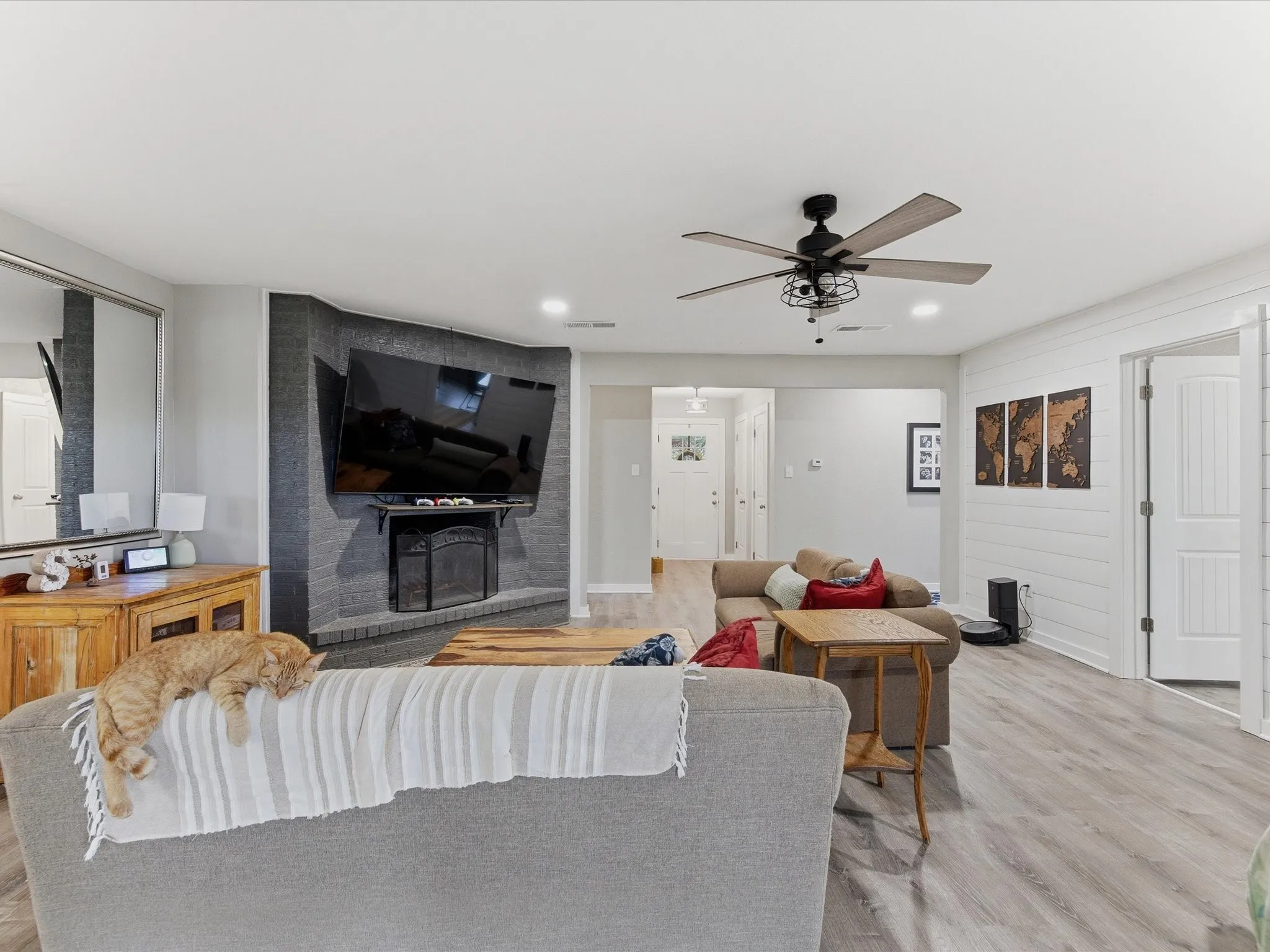 Single Family Residence For Sale in Navarro County , 15720 W Highway 22, Blooming Grove, Texas 76626, 5 Bedroom, 3 Bathroom, Garage spaces, 2,312 Sqft, built in 1973, mls#21226082, Real Estate Agent in Blooming Grove, Homes For Sale in Navarro county, Homes For Sale in Blooming Grove, Realtor in Blooming Grove Texas, Real Estate Brokerage Independent Realty Texas, Luminita Cordes Realtor
