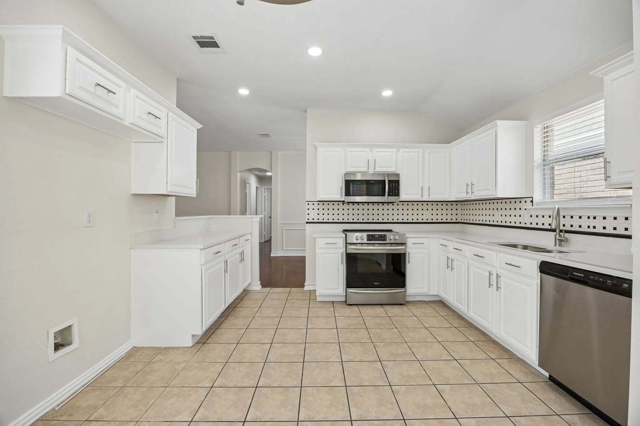 Single Family Residence For Sale in Tarrant County , 2101 Turtle Cove Drive, Mansfield, Texas 76063, 4 Bedroom, 2 Bathroom, 2 Garage spaces, 1,767 Sqft, built in 2004, Preowned, mls#21226203, Real Estate Agent in Mansfield, Homes For Sale in Tarrant county, Homes For Sale in Mansfield, Realtor in Mansfield Texas, Real Estate Brokerage Independent Realty Texas, Luminita Cordes Realtor