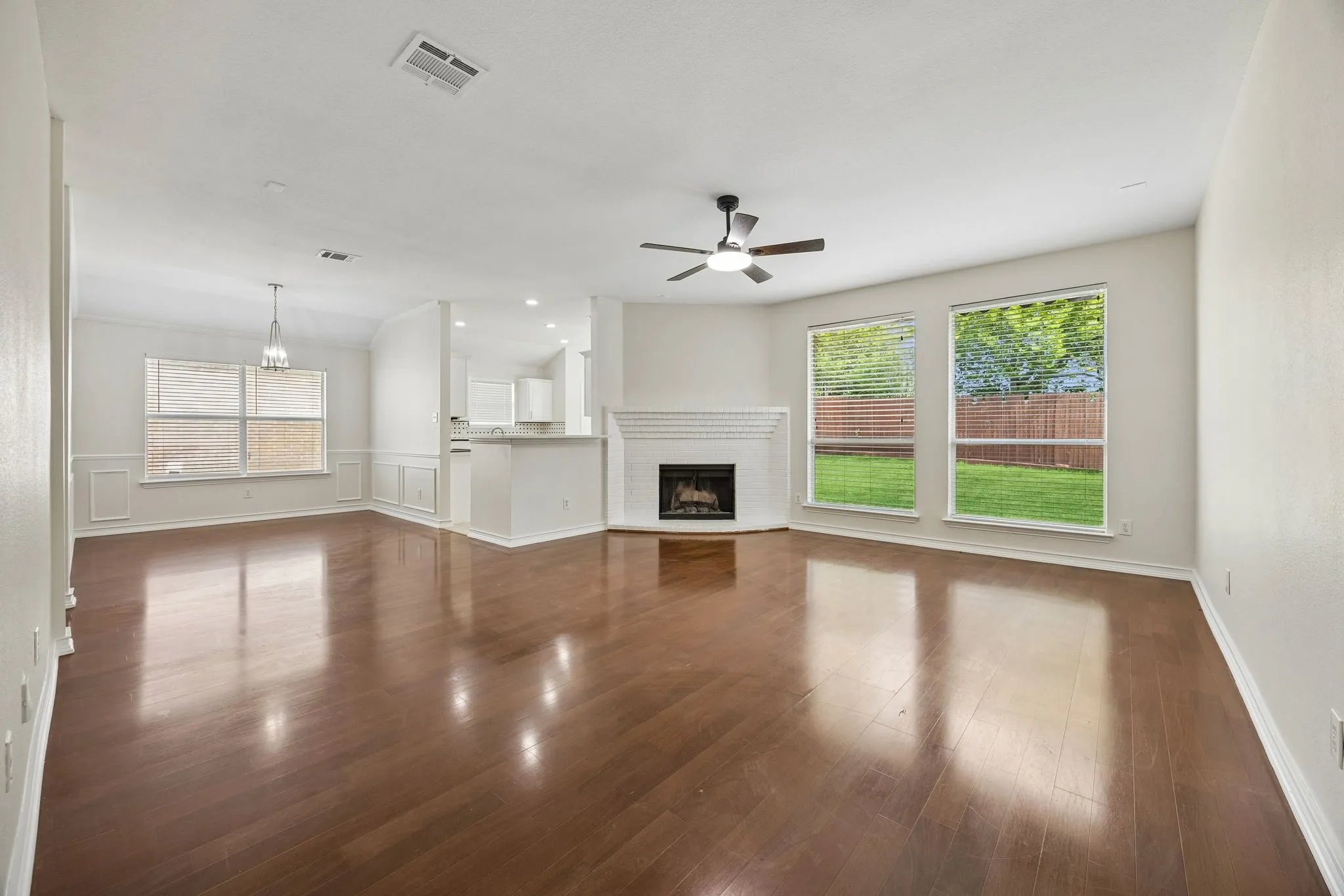 Single Family Residence For Sale in Tarrant County , 2101 Turtle Cove Drive, Mansfield, Texas 76063, 4 Bedroom, 2 Bathroom, 2 Garage spaces, 1,767 Sqft, built in 2004, Preowned, mls#21226203, Real Estate Agent in Mansfield, Homes For Sale in Tarrant county, Homes For Sale in Mansfield, Realtor in Mansfield Texas, Real Estate Brokerage Independent Realty Texas, Luminita Cordes Realtor