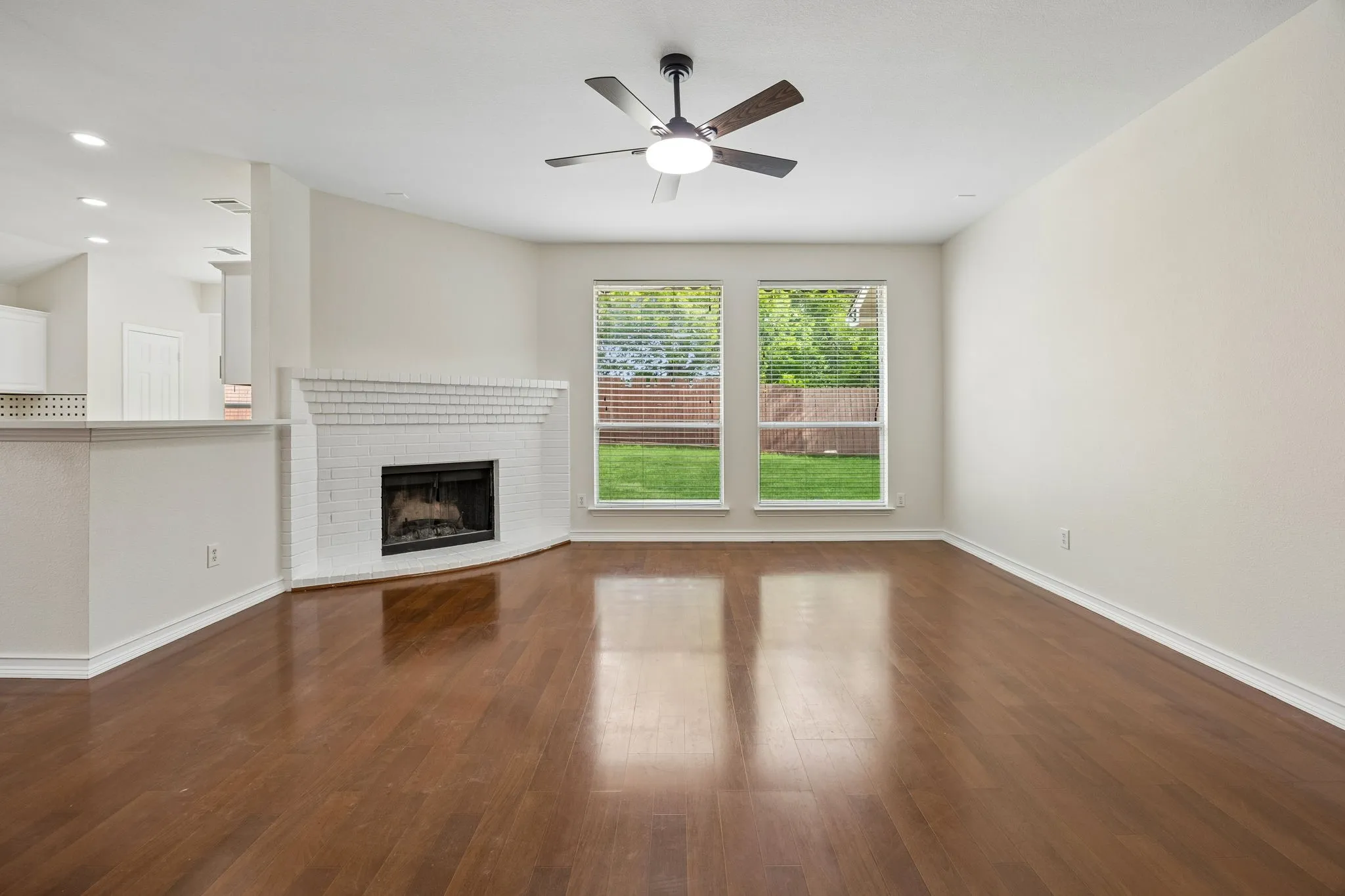 Single Family Residence For Sale in Tarrant County , 2101 Turtle Cove Drive, Mansfield, Texas 76063, 4 Bedroom, 2 Bathroom, 2 Garage spaces, 1,767 Sqft, built in 2004, Preowned, mls#21226203, Real Estate Agent in Mansfield, Homes For Sale in Tarrant county, Homes For Sale in Mansfield, Realtor in Mansfield Texas, Real Estate Brokerage Independent Realty Texas, Luminita Cordes Realtor