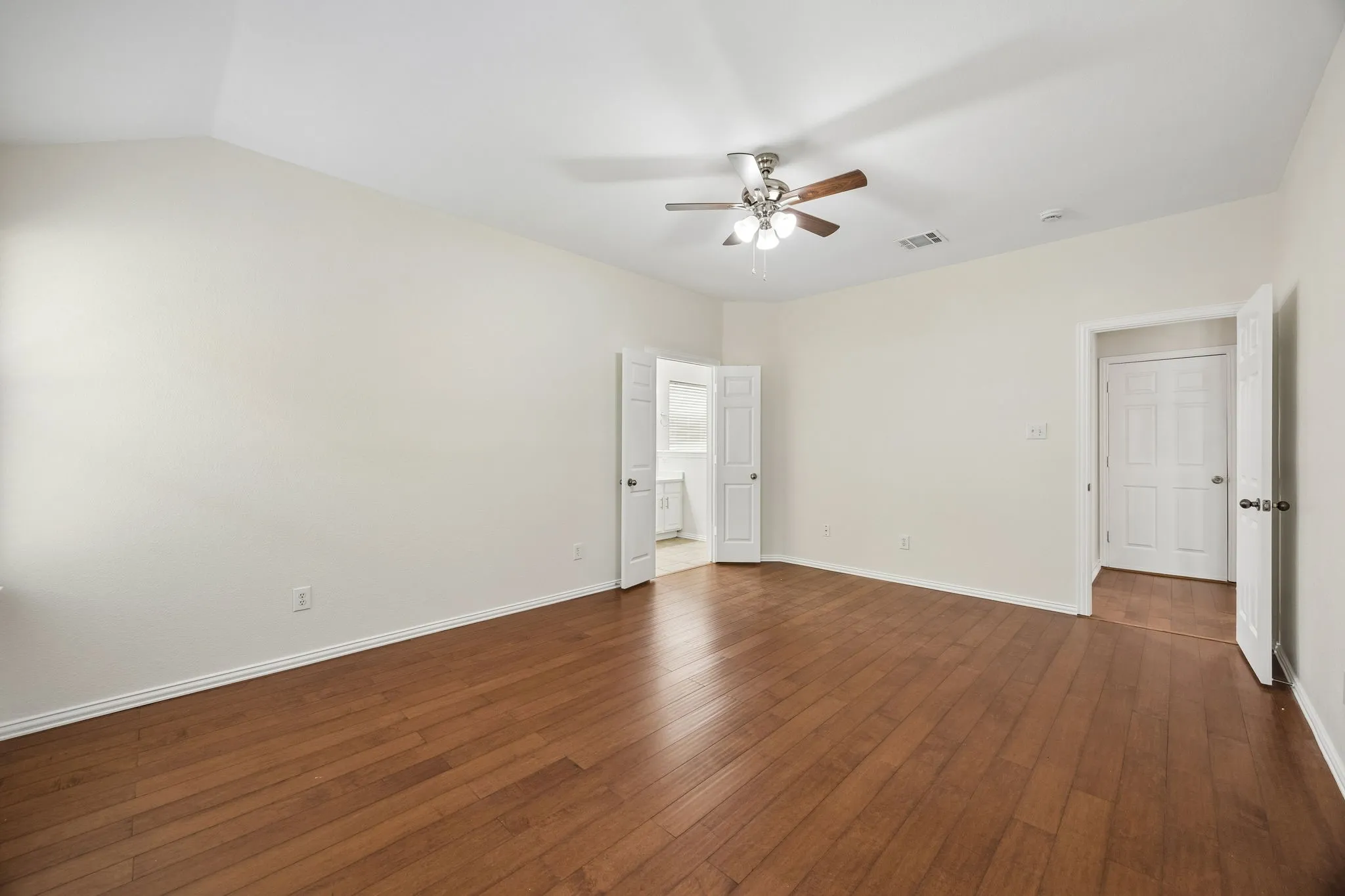 Single Family Residence For Sale in Tarrant County , 2101 Turtle Cove Drive, Mansfield, Texas 76063, 4 Bedroom, 2 Bathroom, 2 Garage spaces, 1,767 Sqft, built in 2004, Preowned, mls#21226203, Real Estate Agent in Mansfield, Homes For Sale in Tarrant county, Homes For Sale in Mansfield, Realtor in Mansfield Texas, Real Estate Brokerage Independent Realty Texas, Luminita Cordes Realtor