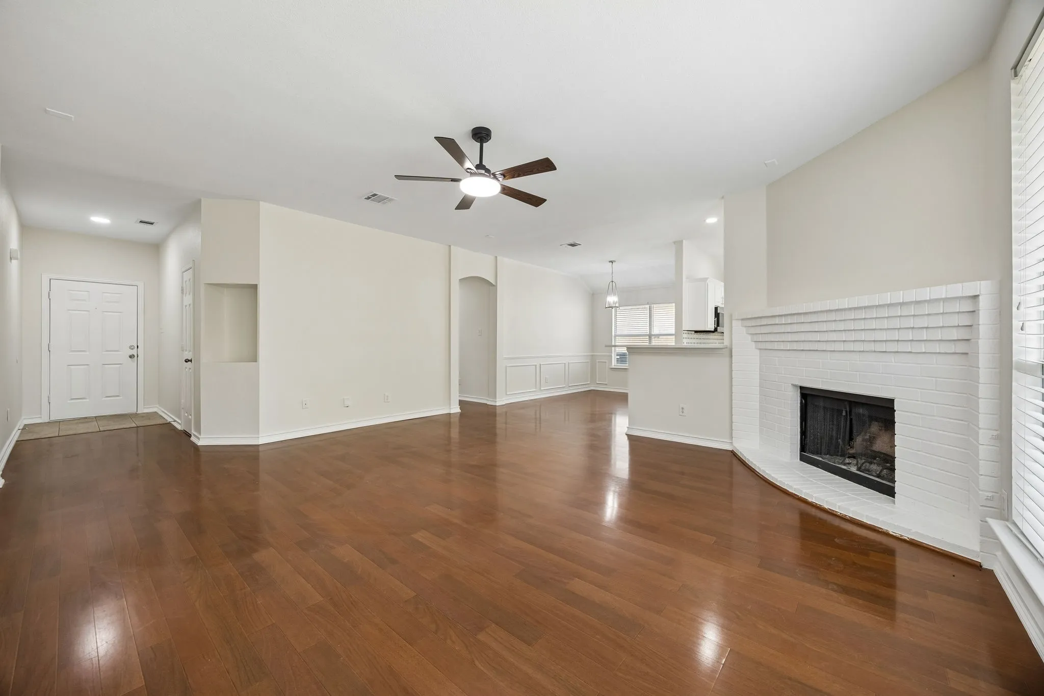 Single Family Residence For Sale in Tarrant County , 2101 Turtle Cove Drive, Mansfield, Texas 76063, 4 Bedroom, 2 Bathroom, 2 Garage spaces, 1,767 Sqft, built in 2004, Preowned, mls#21226203, Real Estate Agent in Mansfield, Homes For Sale in Tarrant county, Homes For Sale in Mansfield, Realtor in Mansfield Texas, Real Estate Brokerage Independent Realty Texas, Luminita Cordes Realtor
