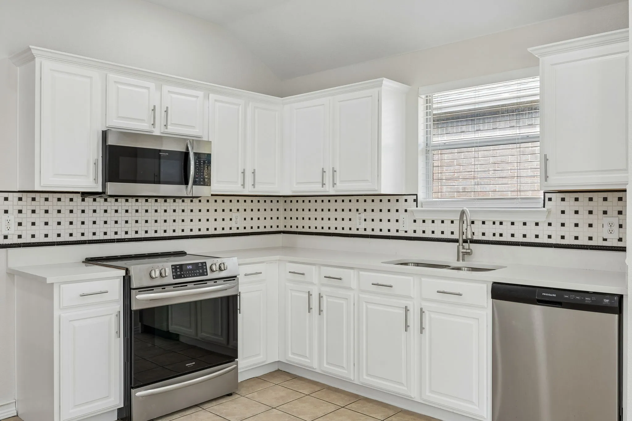 Single Family Residence For Sale in Tarrant County , 2101 Turtle Cove Drive, Mansfield, Texas 76063, 4 Bedroom, 2 Bathroom, 2 Garage spaces, 1,767 Sqft, built in 2004, Preowned, mls#21226203, Real Estate Agent in Mansfield, Homes For Sale in Tarrant county, Homes For Sale in Mansfield, Realtor in Mansfield Texas, Real Estate Brokerage Independent Realty Texas, Luminita Cordes Realtor