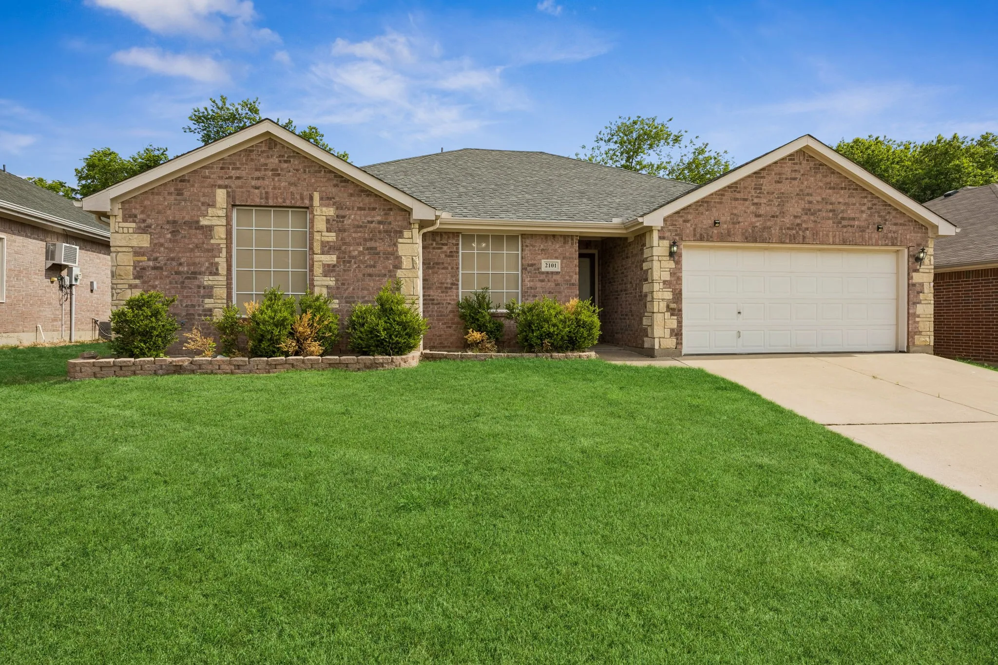 Single Family Residence For Sale in Tarrant County , 2101 Turtle Cove Drive, Mansfield, Texas 76063, 4 Bedroom, 2 Bathroom, 2 Garage spaces, 1,767 Sqft, built in 2004, Preowned, mls#21226203, Real Estate Agent in Mansfield, Homes For Sale in Tarrant county, Homes For Sale in Mansfield, Realtor in Mansfield Texas, Real Estate Brokerage Independent Realty Texas, Luminita Cordes Realtor