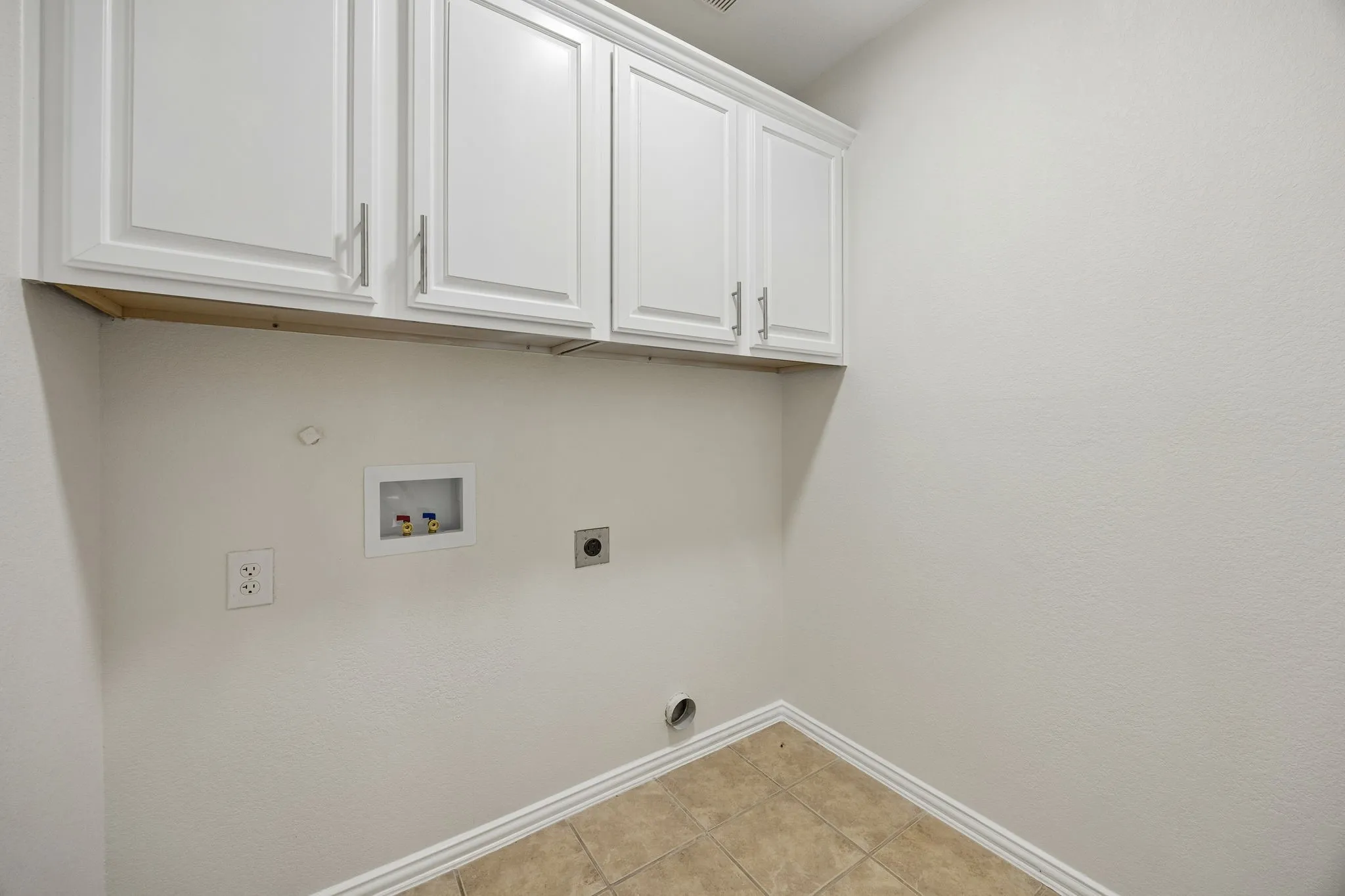 Single Family Residence For Sale in Tarrant County , 2101 Turtle Cove Drive, Mansfield, Texas 76063, 4 Bedroom, 2 Bathroom, 2 Garage spaces, 1,767 Sqft, built in 2004, Preowned, mls#21226203, Real Estate Agent in Mansfield, Homes For Sale in Tarrant county, Homes For Sale in Mansfield, Realtor in Mansfield Texas, Real Estate Brokerage Independent Realty Texas, Luminita Cordes Realtor