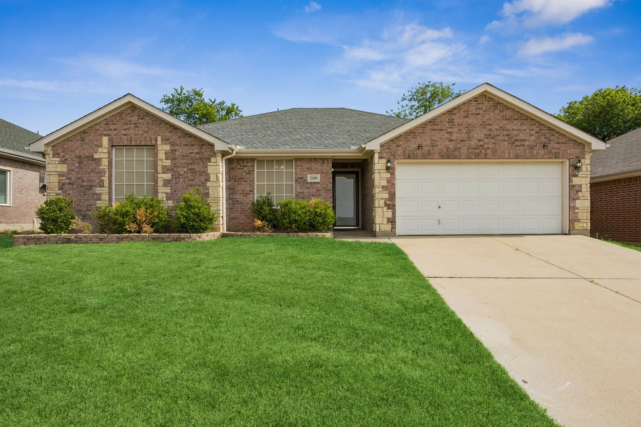 Single Family Residence For Sale in Tarrant County , 2101 Turtle Cove Drive, Mansfield, Texas 76063, 4 Bedroom, 2 Bathroom, 2 Garage spaces, 1,767 Sqft, built in 2004, Preowned, mls#21226203, Real Estate Agent in Mansfield, Homes For Sale in Tarrant county, Homes For Sale in Mansfield, Realtor in Mansfield Texas, Real Estate Brokerage Independent Realty Texas, Luminita Cordes Realtor