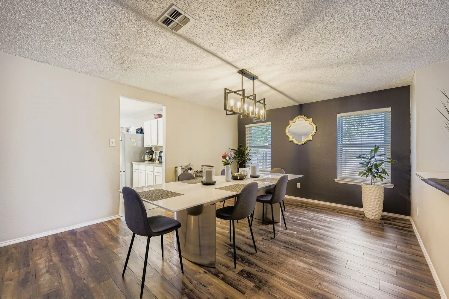 Single Family Residence For Sale in Tarrant County , 7107 Chambers Creek Lane, Arlington, Texas 76002, 4 Bedroom, 3 Bathroom, 2 Garage spaces, 3,261 Sqft, built in 2000, Preowned, mls#21226283, Real Estate Agent in Arlington, Homes For Sale in Tarrant county, Homes For Sale in Arlington, Realtor in Arlington Texas, Real Estate Brokerage Independent Realty Texas, Luminita Cordes Realtor