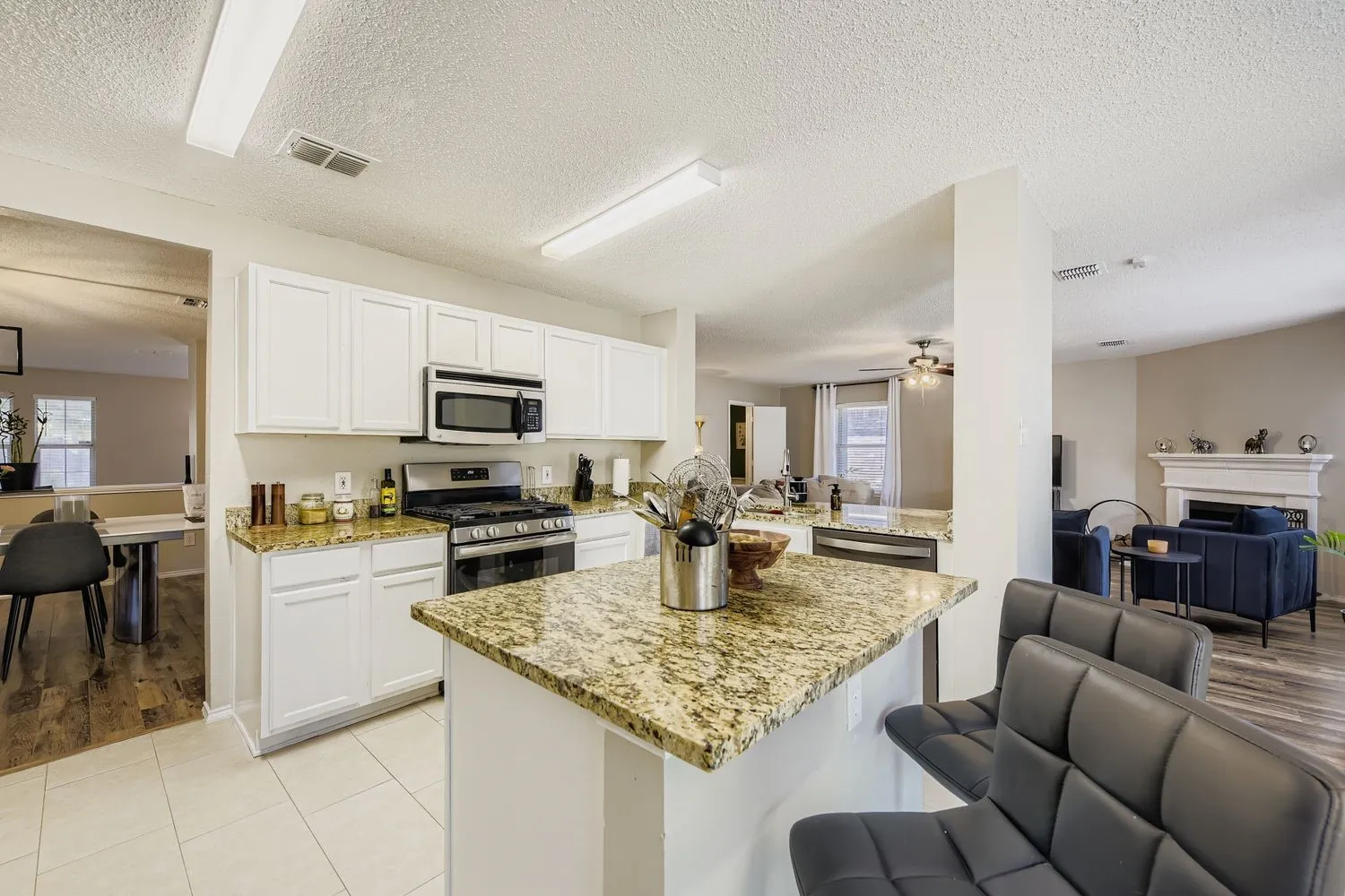 Single Family Residence For Sale in Tarrant County , 7107 Chambers Creek Lane, Arlington, Texas 76002, 4 Bedroom, 3 Bathroom, 2 Garage spaces, 3,261 Sqft, built in 2000, Preowned, mls#21226283, Real Estate Agent in Arlington, Homes For Sale in Tarrant county, Homes For Sale in Arlington, Realtor in Arlington Texas, Real Estate Brokerage Independent Realty Texas, Luminita Cordes Realtor