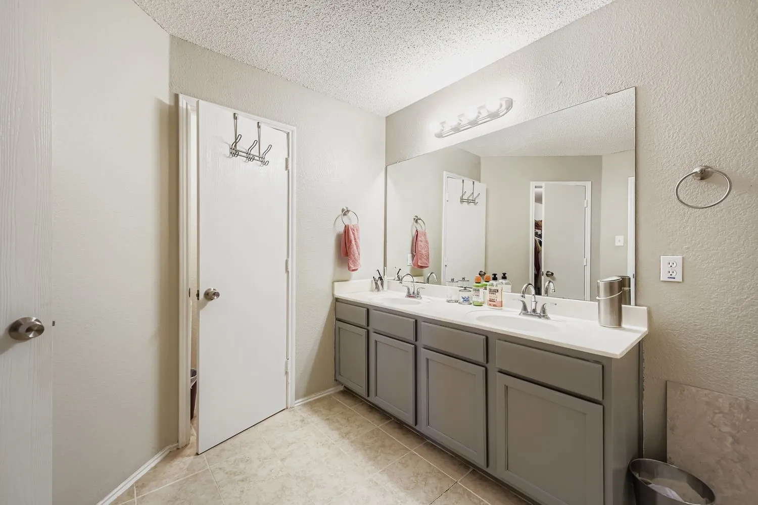 Single Family Residence For Sale in Tarrant County , 7107 Chambers Creek Lane, Arlington, Texas 76002, 4 Bedroom, 3 Bathroom, 2 Garage spaces, 3,261 Sqft, built in 2000, Preowned, mls#21226283, Real Estate Agent in Arlington, Homes For Sale in Tarrant county, Homes For Sale in Arlington, Realtor in Arlington Texas, Real Estate Brokerage Independent Realty Texas, Luminita Cordes Realtor