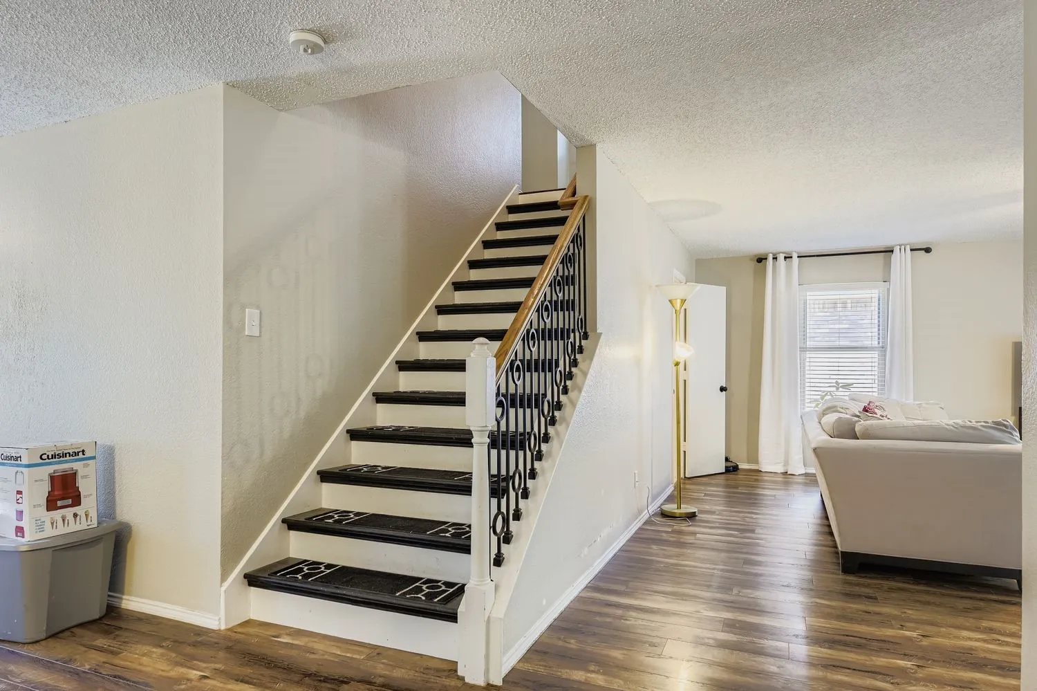 Single Family Residence For Sale in Tarrant County , 7107 Chambers Creek Lane, Arlington, Texas 76002, 4 Bedroom, 3 Bathroom, 2 Garage spaces, 3,261 Sqft, built in 2000, Preowned, mls#21226283, Real Estate Agent in Arlington, Homes For Sale in Tarrant county, Homes For Sale in Arlington, Realtor in Arlington Texas, Real Estate Brokerage Independent Realty Texas, Luminita Cordes Realtor