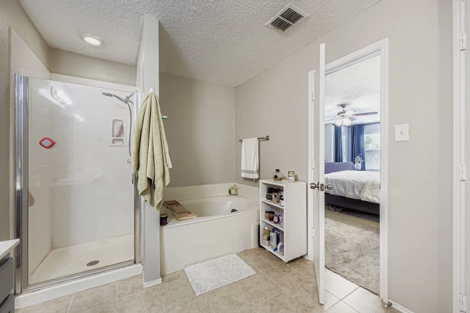 Single Family Residence For Sale in Tarrant County , 7107 Chambers Creek Lane, Arlington, Texas 76002, 4 Bedroom, 3 Bathroom, 2 Garage spaces, 3,261 Sqft, built in 2000, Preowned, mls#21226283, Real Estate Agent in Arlington, Homes For Sale in Tarrant county, Homes For Sale in Arlington, Realtor in Arlington Texas, Real Estate Brokerage Independent Realty Texas, Luminita Cordes Realtor