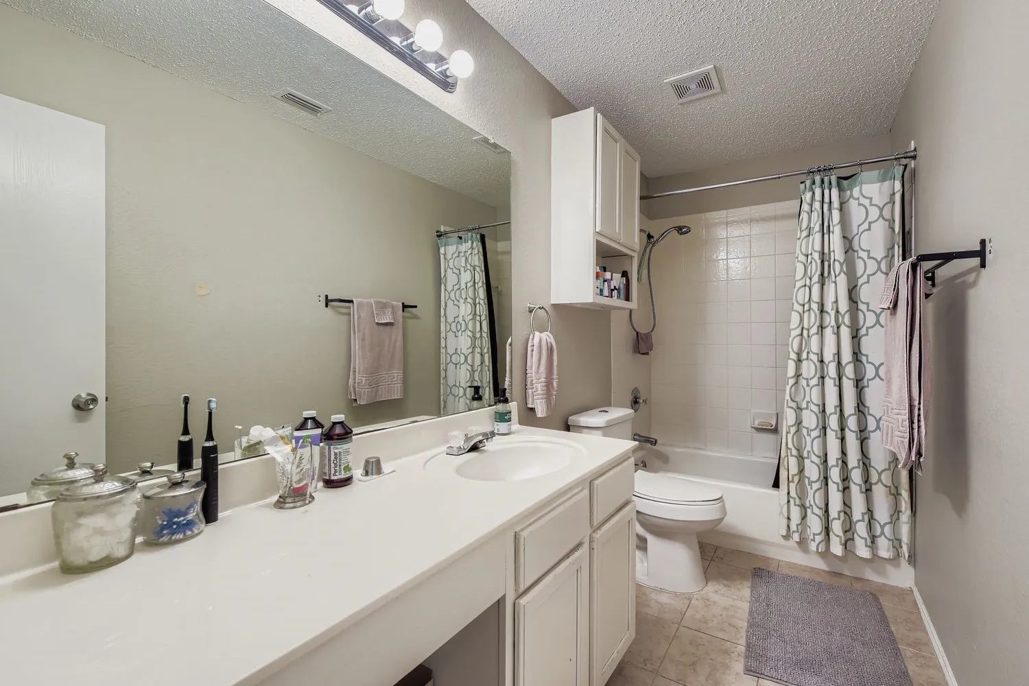 Single Family Residence For Sale in Tarrant County , 7107 Chambers Creek Lane, Arlington, Texas 76002, 4 Bedroom, 3 Bathroom, 2 Garage spaces, 3,261 Sqft, built in 2000, Preowned, mls#21226283, Real Estate Agent in Arlington, Homes For Sale in Tarrant county, Homes For Sale in Arlington, Realtor in Arlington Texas, Real Estate Brokerage Independent Realty Texas, Luminita Cordes Realtor