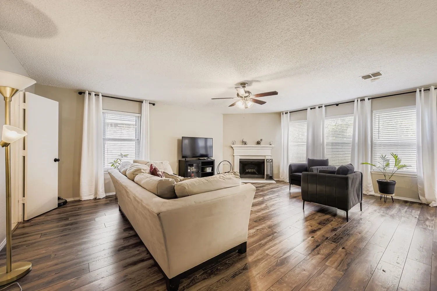 Single Family Residence For Sale in Tarrant County , 7107 Chambers Creek Lane, Arlington, Texas 76002, 4 Bedroom, 3 Bathroom, 2 Garage spaces, 3,261 Sqft, built in 2000, Preowned, mls#21226283, Real Estate Agent in Arlington, Homes For Sale in Tarrant county, Homes For Sale in Arlington, Realtor in Arlington Texas, Real Estate Brokerage Independent Realty Texas, Luminita Cordes Realtor