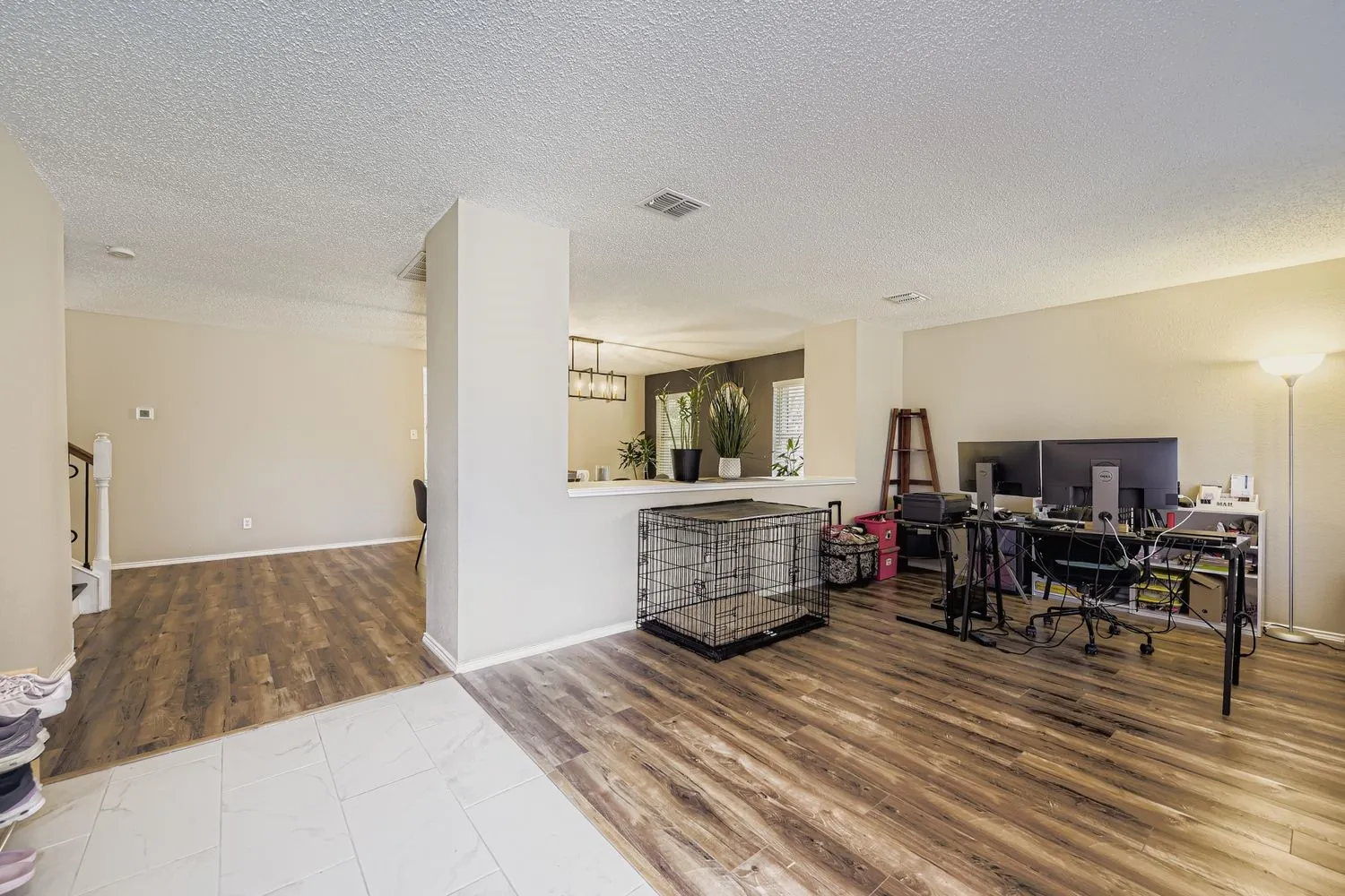 Single Family Residence For Sale in Tarrant County , 7107 Chambers Creek Lane, Arlington, Texas 76002, 4 Bedroom, 3 Bathroom, 2 Garage spaces, 3,261 Sqft, built in 2000, Preowned, mls#21226283, Real Estate Agent in Arlington, Homes For Sale in Tarrant county, Homes For Sale in Arlington, Realtor in Arlington Texas, Real Estate Brokerage Independent Realty Texas, Luminita Cordes Realtor