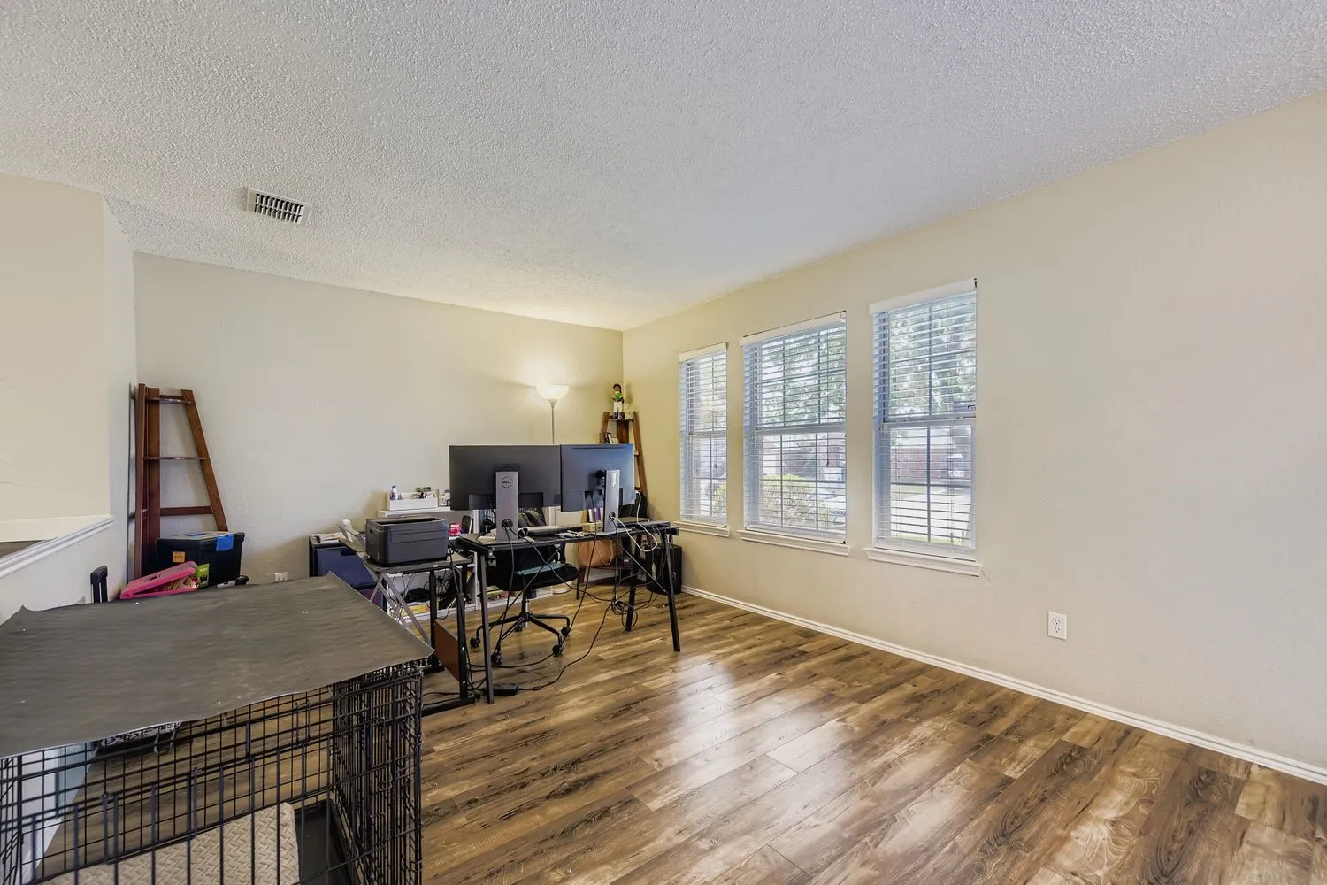 Single Family Residence For Sale in Tarrant County , 7107 Chambers Creek Lane, Arlington, Texas 76002, 4 Bedroom, 3 Bathroom, 2 Garage spaces, 3,261 Sqft, built in 2000, Preowned, mls#21226283, Real Estate Agent in Arlington, Homes For Sale in Tarrant county, Homes For Sale in Arlington, Realtor in Arlington Texas, Real Estate Brokerage Independent Realty Texas, Luminita Cordes Realtor