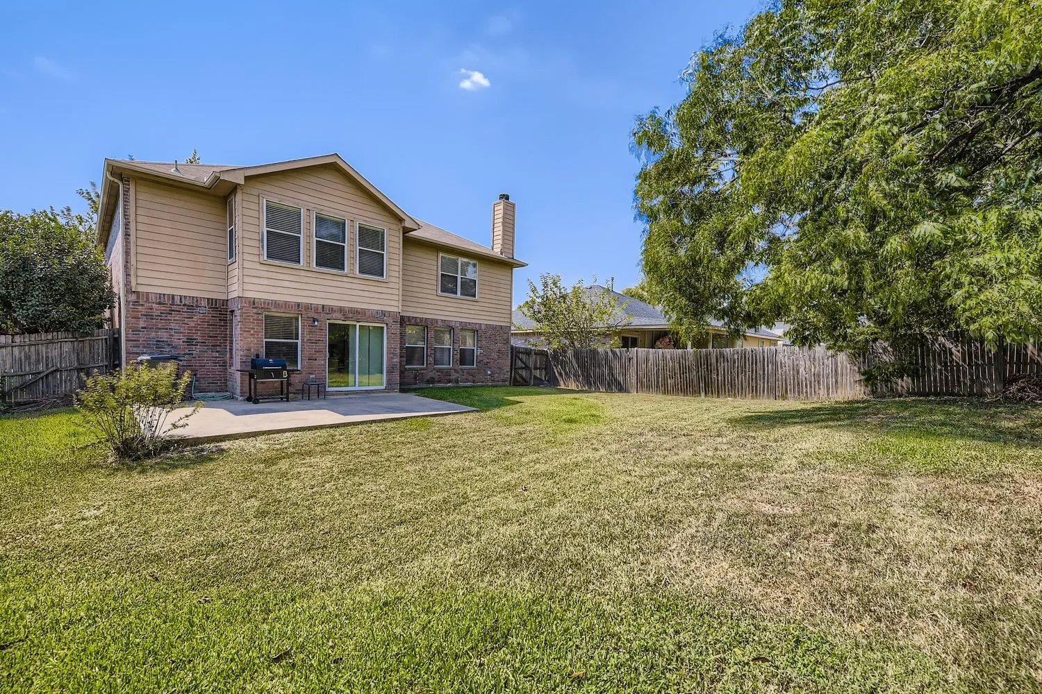 Single Family Residence For Sale in Tarrant County , 7107 Chambers Creek Lane, Arlington, Texas 76002, 4 Bedroom, 3 Bathroom, 2 Garage spaces, 3,261 Sqft, built in 2000, Preowned, mls#21226283, Real Estate Agent in Arlington, Homes For Sale in Tarrant county, Homes For Sale in Arlington, Realtor in Arlington Texas, Real Estate Brokerage Independent Realty Texas, Luminita Cordes Realtor