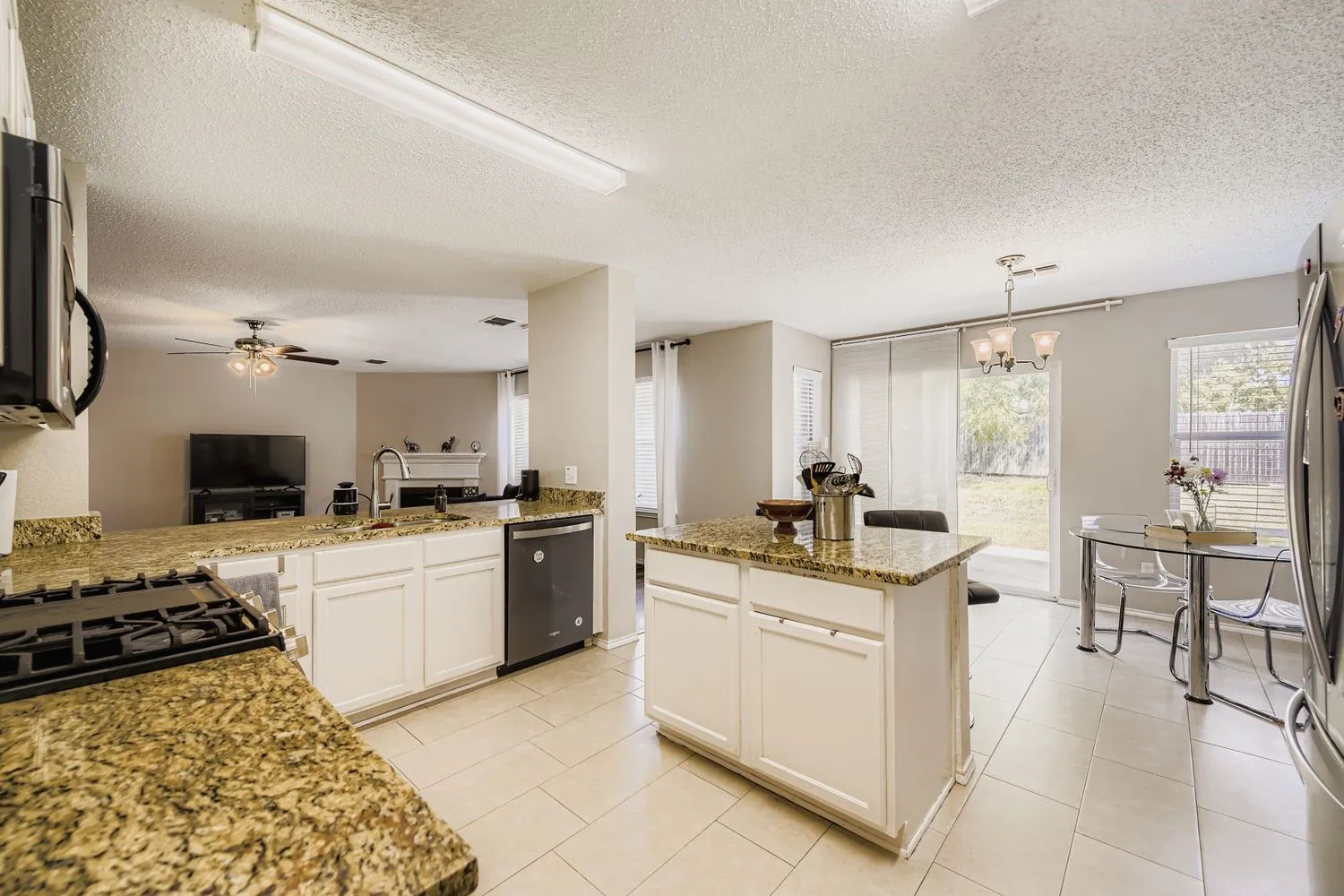 Single Family Residence For Sale in Tarrant County , 7107 Chambers Creek Lane, Arlington, Texas 76002, 4 Bedroom, 3 Bathroom, 2 Garage spaces, 3,261 Sqft, built in 2000, Preowned, mls#21226283, Real Estate Agent in Arlington, Homes For Sale in Tarrant county, Homes For Sale in Arlington, Realtor in Arlington Texas, Real Estate Brokerage Independent Realty Texas, Luminita Cordes Realtor