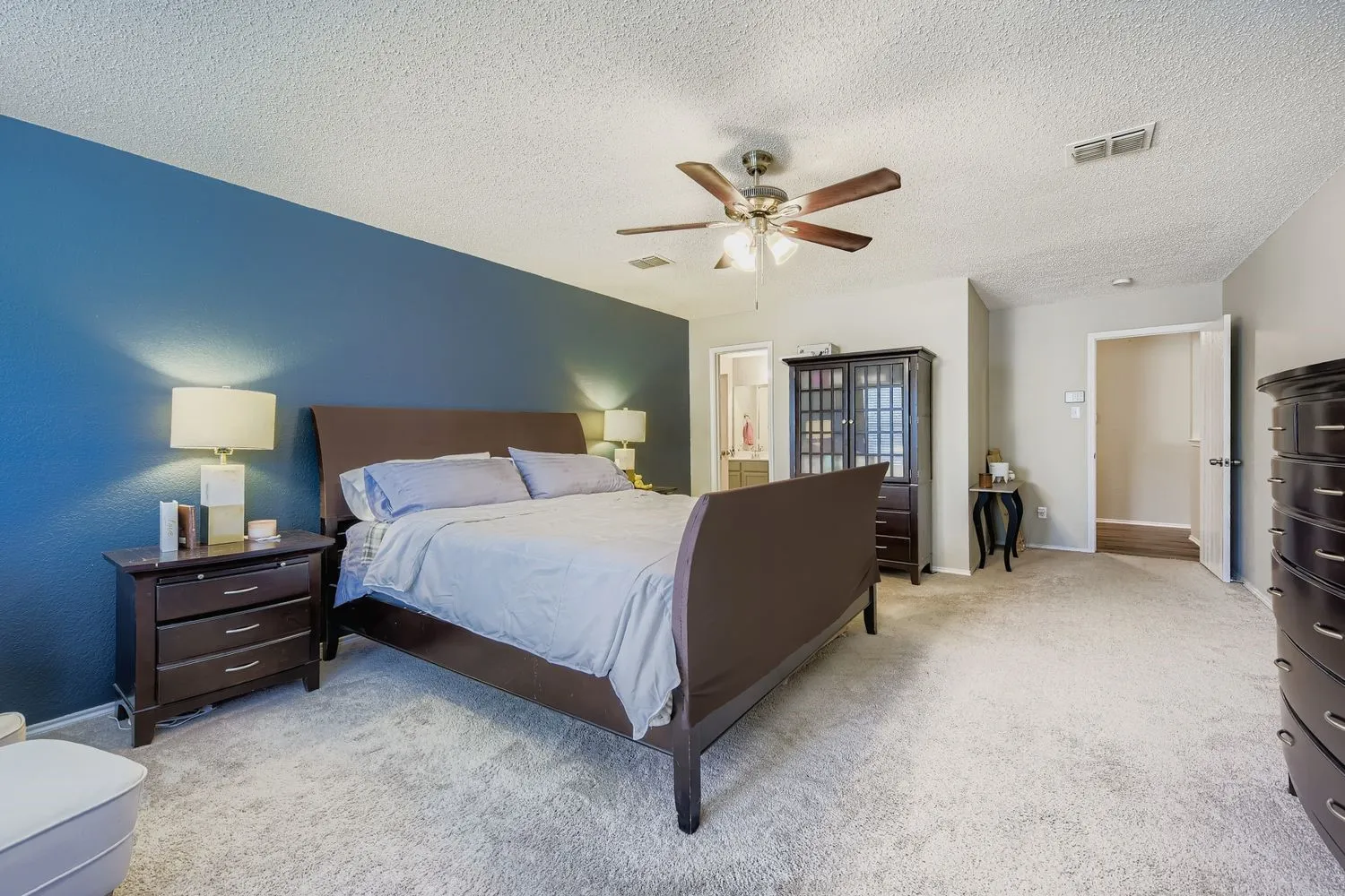 Single Family Residence For Sale in Tarrant County , 7107 Chambers Creek Lane, Arlington, Texas 76002, 4 Bedroom, 3 Bathroom, 2 Garage spaces, 3,261 Sqft, built in 2000, Preowned, mls#21226283, Real Estate Agent in Arlington, Homes For Sale in Tarrant county, Homes For Sale in Arlington, Realtor in Arlington Texas, Real Estate Brokerage Independent Realty Texas, Luminita Cordes Realtor