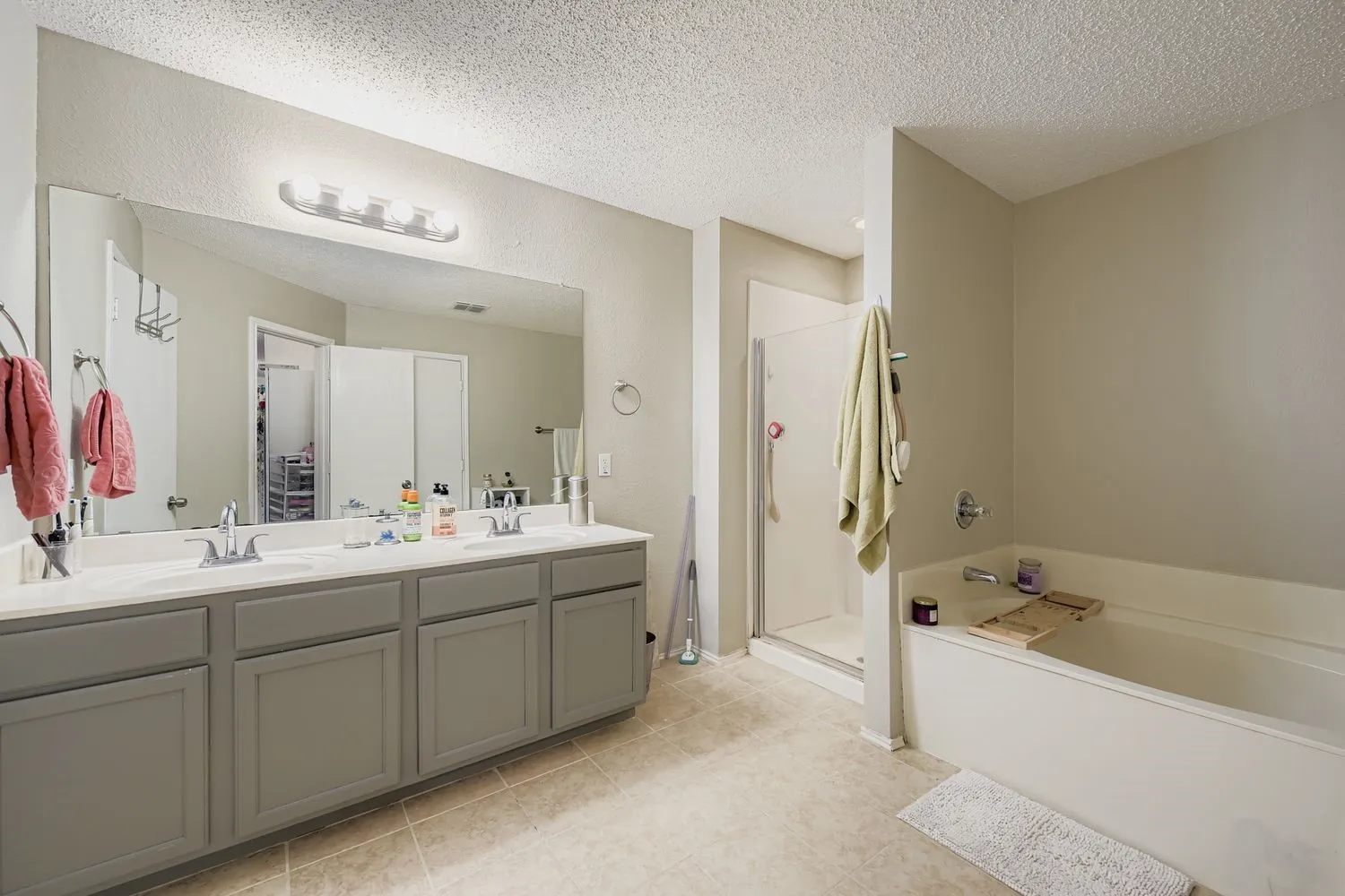 Single Family Residence For Sale in Tarrant County , 7107 Chambers Creek Lane, Arlington, Texas 76002, 4 Bedroom, 3 Bathroom, 2 Garage spaces, 3,261 Sqft, built in 2000, Preowned, mls#21226283, Real Estate Agent in Arlington, Homes For Sale in Tarrant county, Homes For Sale in Arlington, Realtor in Arlington Texas, Real Estate Brokerage Independent Realty Texas, Luminita Cordes Realtor