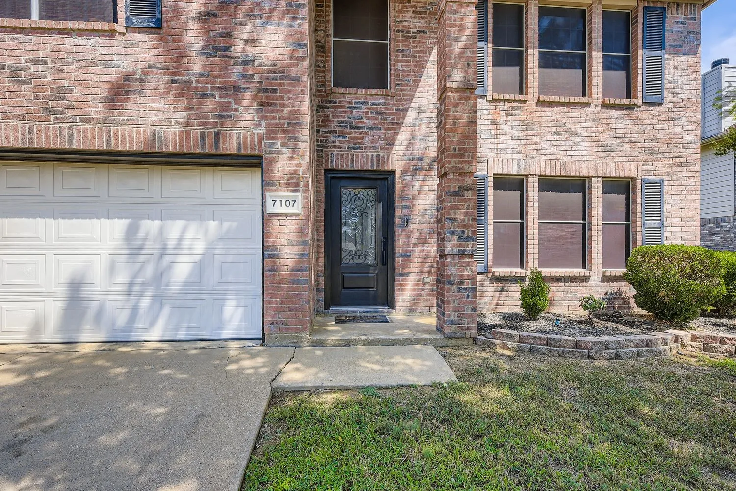 Single Family Residence For Sale in Tarrant County , 7107 Chambers Creek Lane, Arlington, Texas 76002, 4 Bedroom, 3 Bathroom, 2 Garage spaces, 3,261 Sqft, built in 2000, Preowned, mls#21226283, Real Estate Agent in Arlington, Homes For Sale in Tarrant county, Homes For Sale in Arlington, Realtor in Arlington Texas, Real Estate Brokerage Independent Realty Texas, Luminita Cordes Realtor