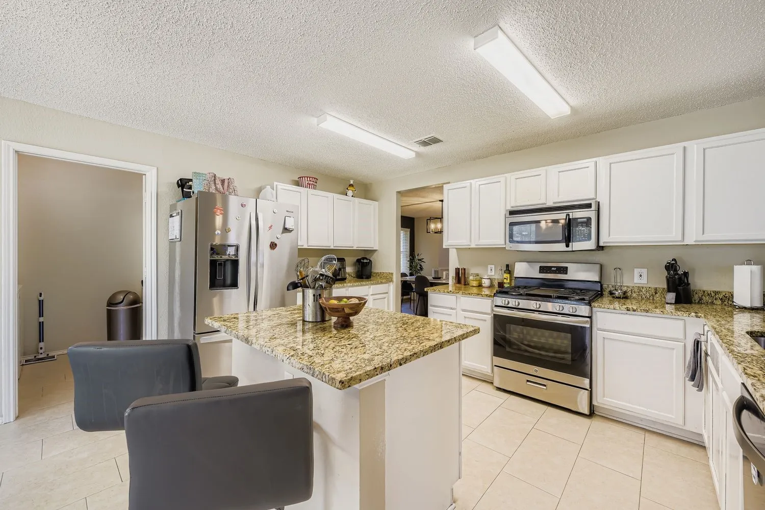 Single Family Residence For Sale in Tarrant County , 7107 Chambers Creek Lane, Arlington, Texas 76002, 4 Bedroom, 3 Bathroom, 2 Garage spaces, 3,261 Sqft, built in 2000, Preowned, mls#21226283, Real Estate Agent in Arlington, Homes For Sale in Tarrant county, Homes For Sale in Arlington, Realtor in Arlington Texas, Real Estate Brokerage Independent Realty Texas, Luminita Cordes Realtor