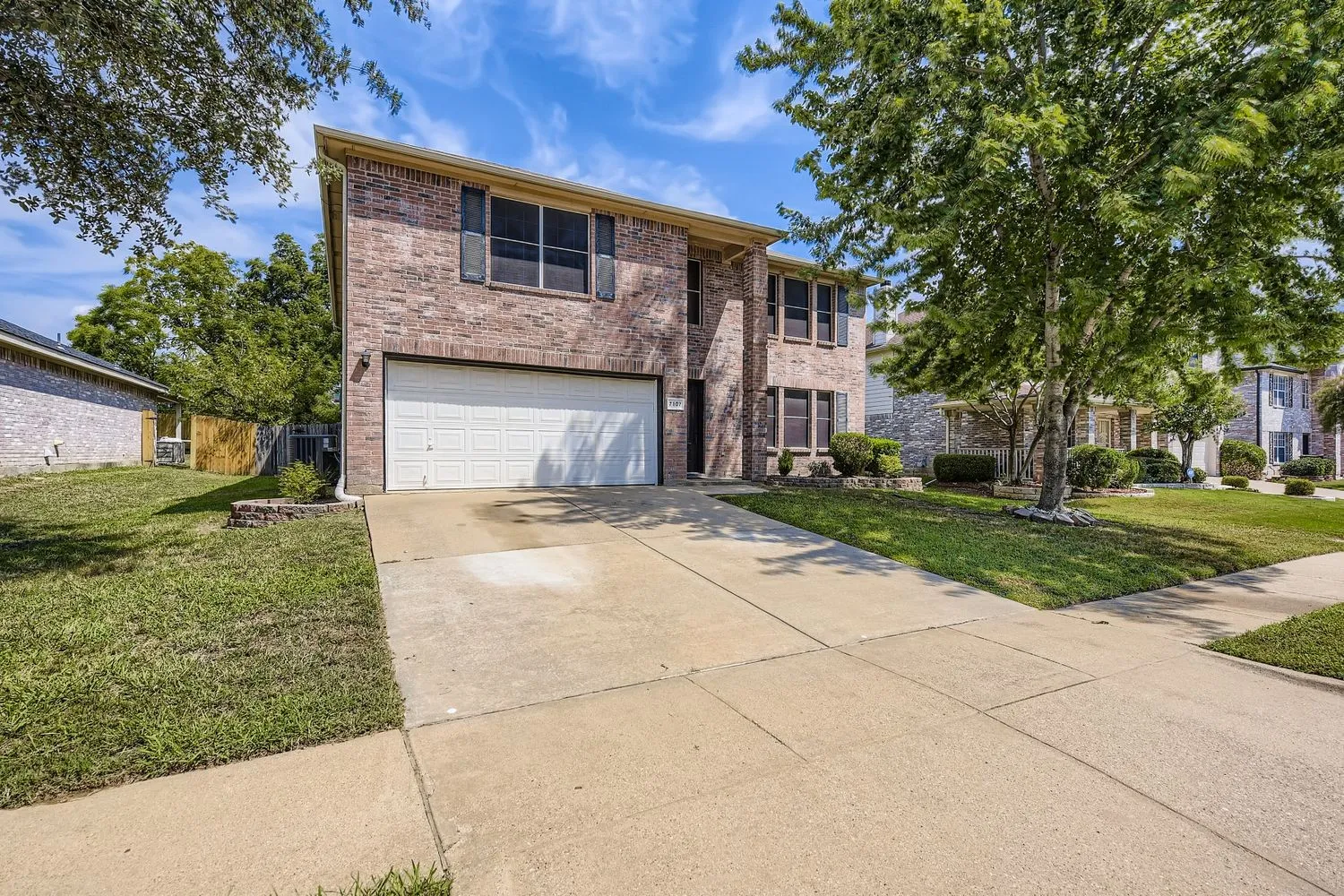 Single Family Residence For Sale in Tarrant County , 7107 Chambers Creek Lane, Arlington, Texas 76002, 4 Bedroom, 3 Bathroom, 2 Garage spaces, 3,261 Sqft, built in 2000, Preowned, mls#21226283, Real Estate Agent in Arlington, Homes For Sale in Tarrant county, Homes For Sale in Arlington, Realtor in Arlington Texas, Real Estate Brokerage Independent Realty Texas, Luminita Cordes Realtor