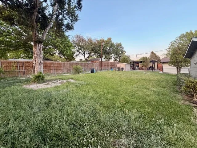 Large backyard for entertaining!!