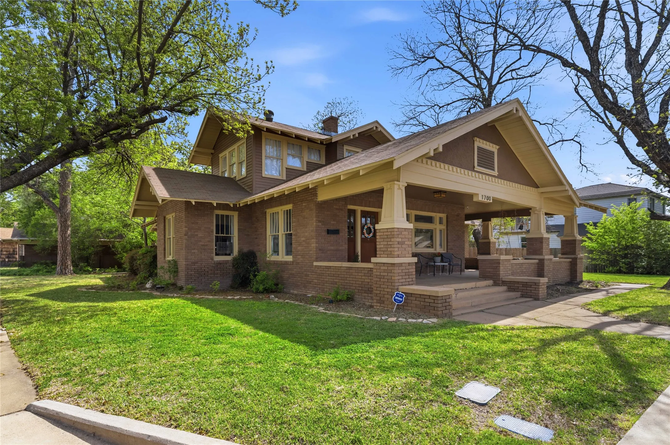 Single Family Residence For Sale in Brown County , 1700 Austin Avenue, Brownwood, Texas 76801, 4 Bedroom, 3 Bathroom, Garage spaces, 2,975 Sqft, built in 1914, Preowned, mls#21226237, Real Estate Agent in Brownwood, Homes For Sale in Brown county, Homes For Sale in Brownwood, Realtor in Brownwood Texas, Real Estate Brokerage Independent Realty Texas, Luminita Cordes Realtor