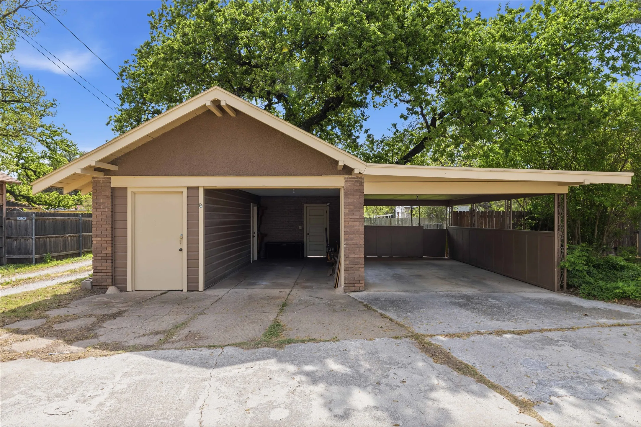 Single Family Residence For Sale in Brown County , 1700 Austin Avenue, Brownwood, Texas 76801, 4 Bedroom, 3 Bathroom, Garage spaces, 2,975 Sqft, built in 1914, Preowned, mls#21226237, Real Estate Agent in Brownwood, Homes For Sale in Brown county, Homes For Sale in Brownwood, Realtor in Brownwood Texas, Real Estate Brokerage Independent Realty Texas, Luminita Cordes Realtor