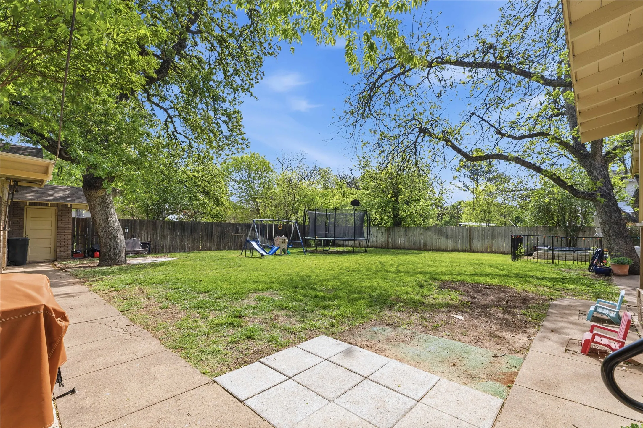 Single Family Residence For Sale in Brown County , 1700 Austin Avenue, Brownwood, Texas 76801, 4 Bedroom, 3 Bathroom, Garage spaces, 2,975 Sqft, built in 1914, Preowned, mls#21226237, Real Estate Agent in Brownwood, Homes For Sale in Brown county, Homes For Sale in Brownwood, Realtor in Brownwood Texas, Real Estate Brokerage Independent Realty Texas, Luminita Cordes Realtor