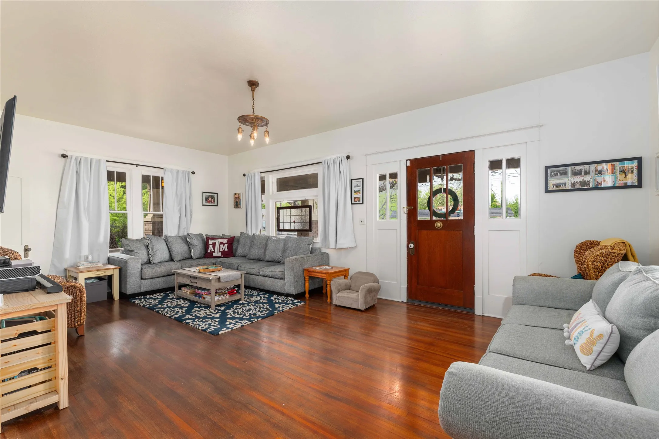 Single Family Residence For Sale in Brown County , 1700 Austin Avenue, Brownwood, Texas 76801, 4 Bedroom, 3 Bathroom, Garage spaces, 2,975 Sqft, built in 1914, Preowned, mls#21226237, Real Estate Agent in Brownwood, Homes For Sale in Brown county, Homes For Sale in Brownwood, Realtor in Brownwood Texas, Real Estate Brokerage Independent Realty Texas, Luminita Cordes Realtor