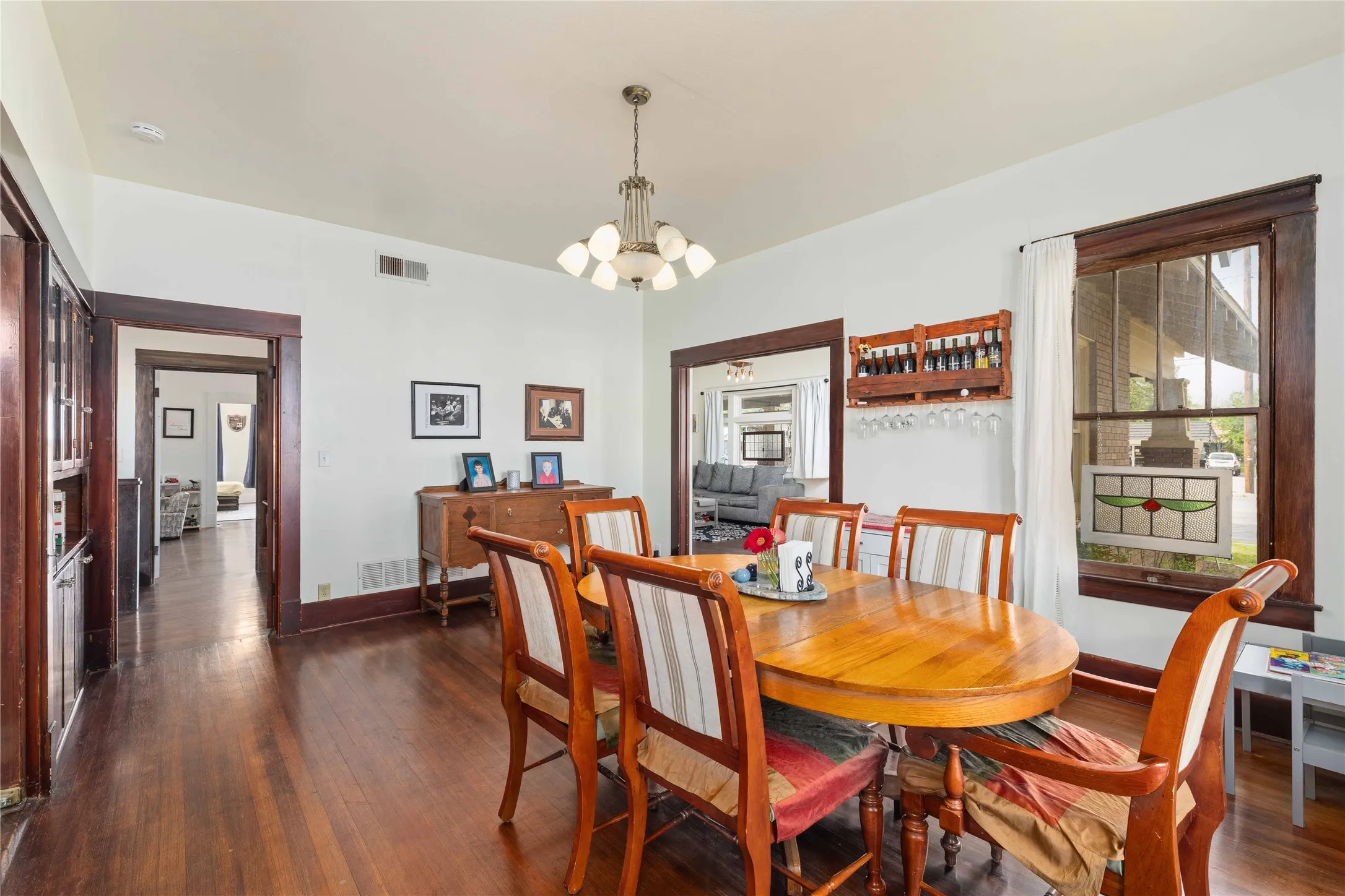 Single Family Residence For Sale in Brown County , 1700 Austin Avenue, Brownwood, Texas 76801, 4 Bedroom, 3 Bathroom, Garage spaces, 2,975 Sqft, built in 1914, Preowned, mls#21226237, Real Estate Agent in Brownwood, Homes For Sale in Brown county, Homes For Sale in Brownwood, Realtor in Brownwood Texas, Real Estate Brokerage Independent Realty Texas, Luminita Cordes Realtor