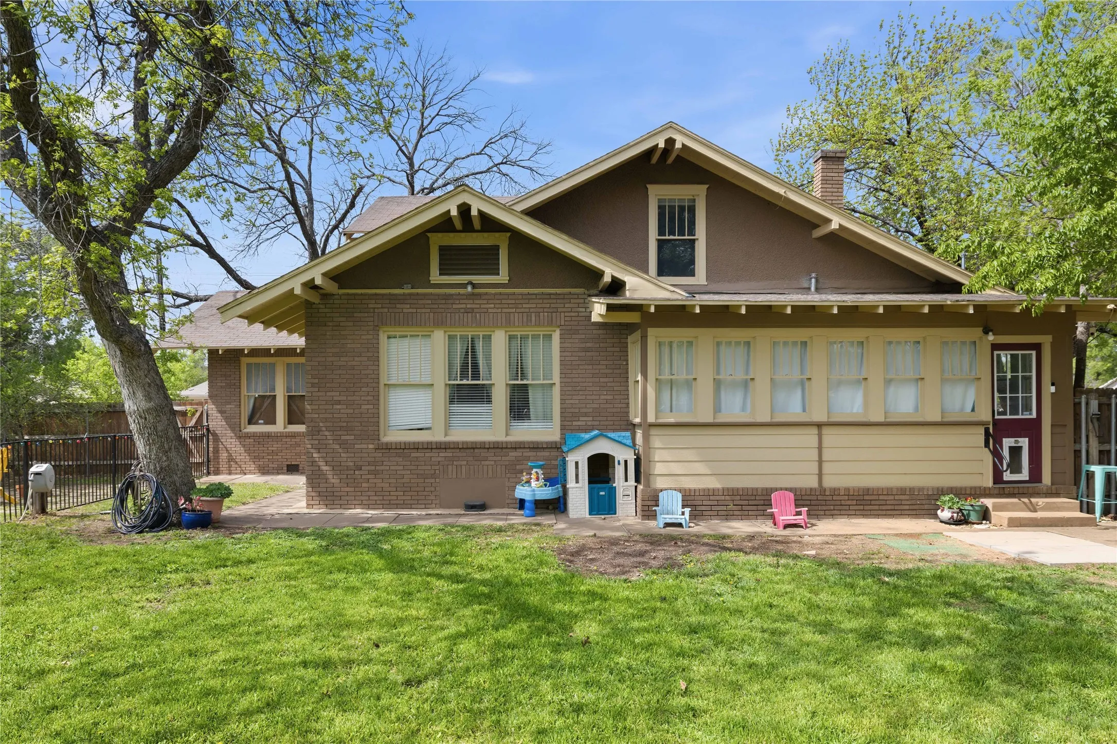 Single Family Residence For Sale in Brown County , 1700 Austin Avenue, Brownwood, Texas 76801, 4 Bedroom, 3 Bathroom, Garage spaces, 2,975 Sqft, built in 1914, Preowned, mls#21226237, Real Estate Agent in Brownwood, Homes For Sale in Brown county, Homes For Sale in Brownwood, Realtor in Brownwood Texas, Real Estate Brokerage Independent Realty Texas, Luminita Cordes Realtor